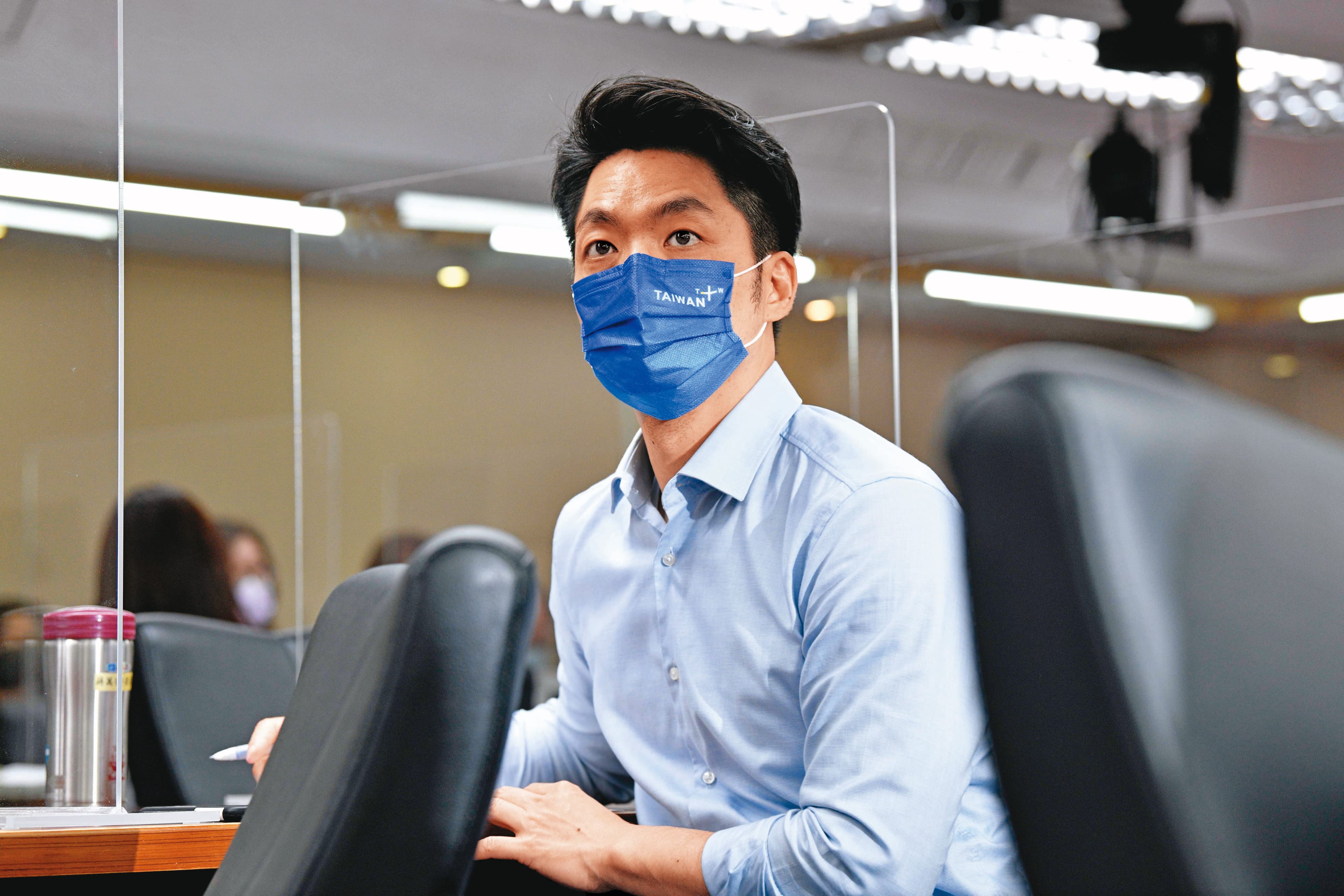 遲未宣布參選台北市長的蔣萬安，選情陷入低迷，引起藍營民代焦慮，擔憂找不到母雞。