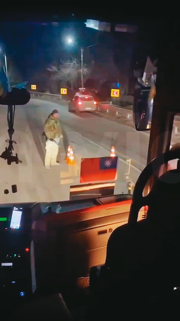 撤僑驚險,圖為台灣撤僑專車上,貼有國旗。(翻攝自網路)