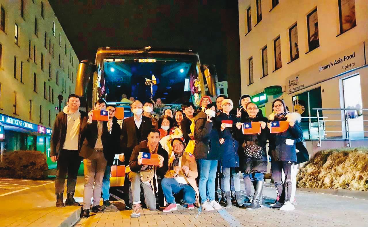 烏俄開戰,外交部緊急啟動撤僑計畫,18位國人搭上第一批撤僑專車,在2月26日晚間平安入境波蘭,由陳龍錦親自接待,提供珍奶和台菜。(翻攝自外交部臉書)