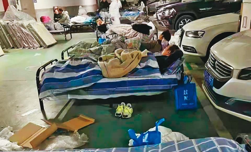 上海疫情緊張,防疫旅館供不應求,甚至得到停車場隔離。(翻攝推特)