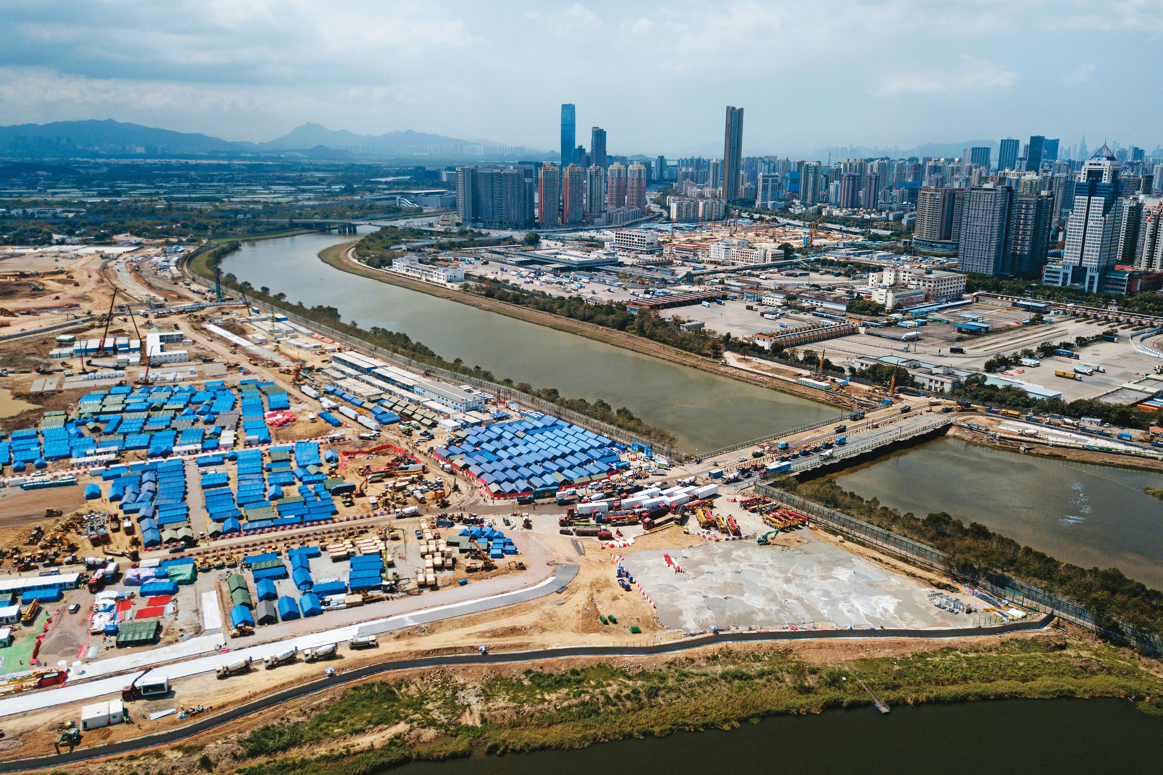 深圳歷經1週封城後才開放,但地方政府已興建方艙安置染疫民眾。(達志影像)