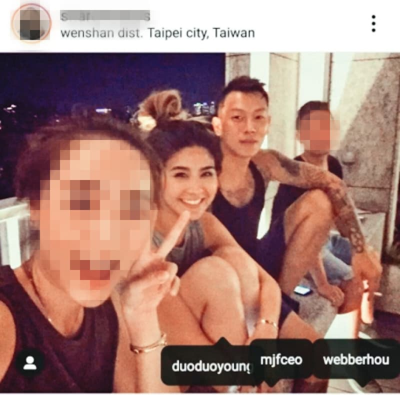 出席友人聚會時,瘦子(右二)不避諱跟Jennifer(左二)的合影曝光,跟一些躲東躲西的男女明星有差。(翻攝自Dcard)