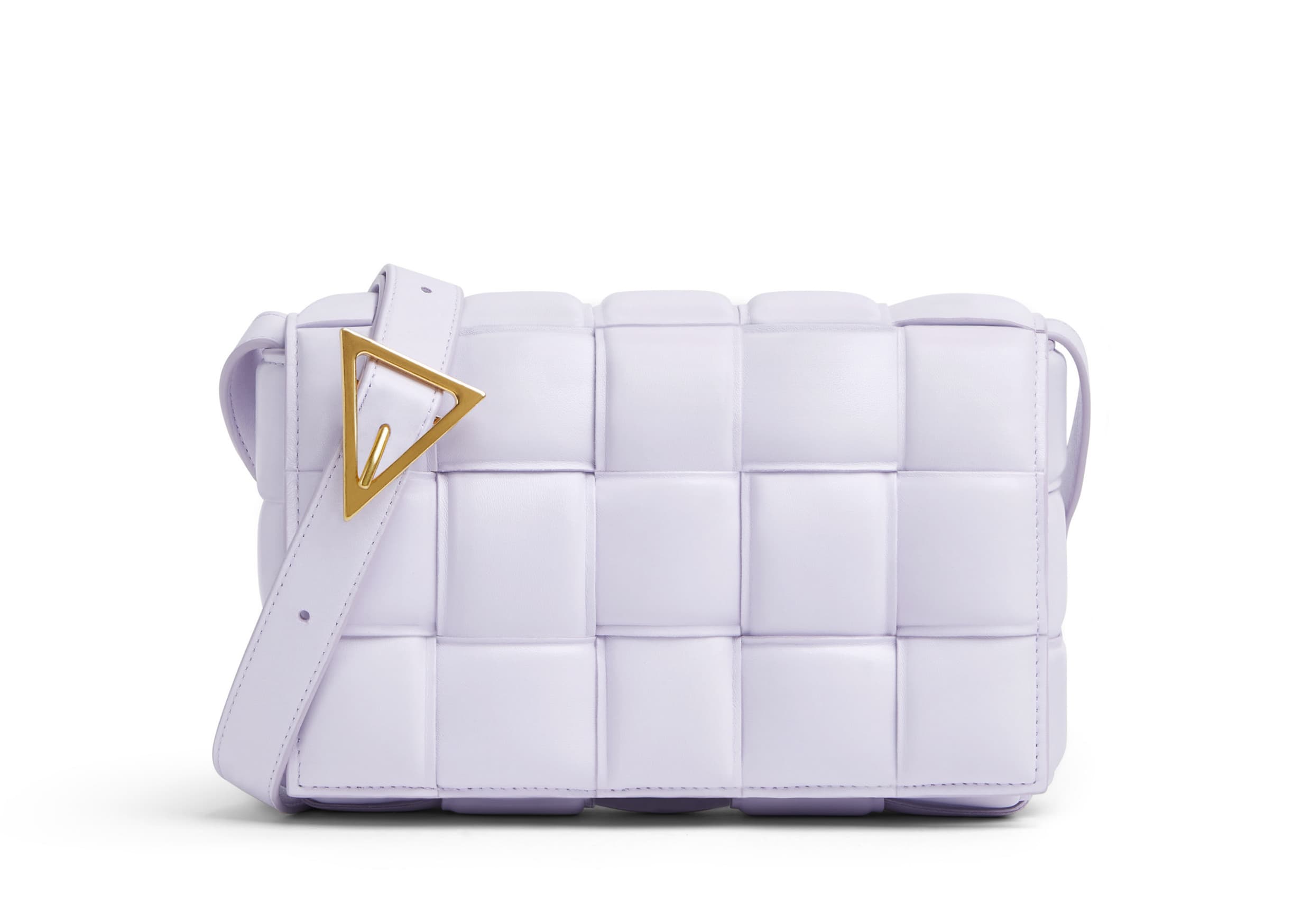 Padded Cassette薰衣草紫編織小羊皮肩背包,NT$107,500。(BV提供)
