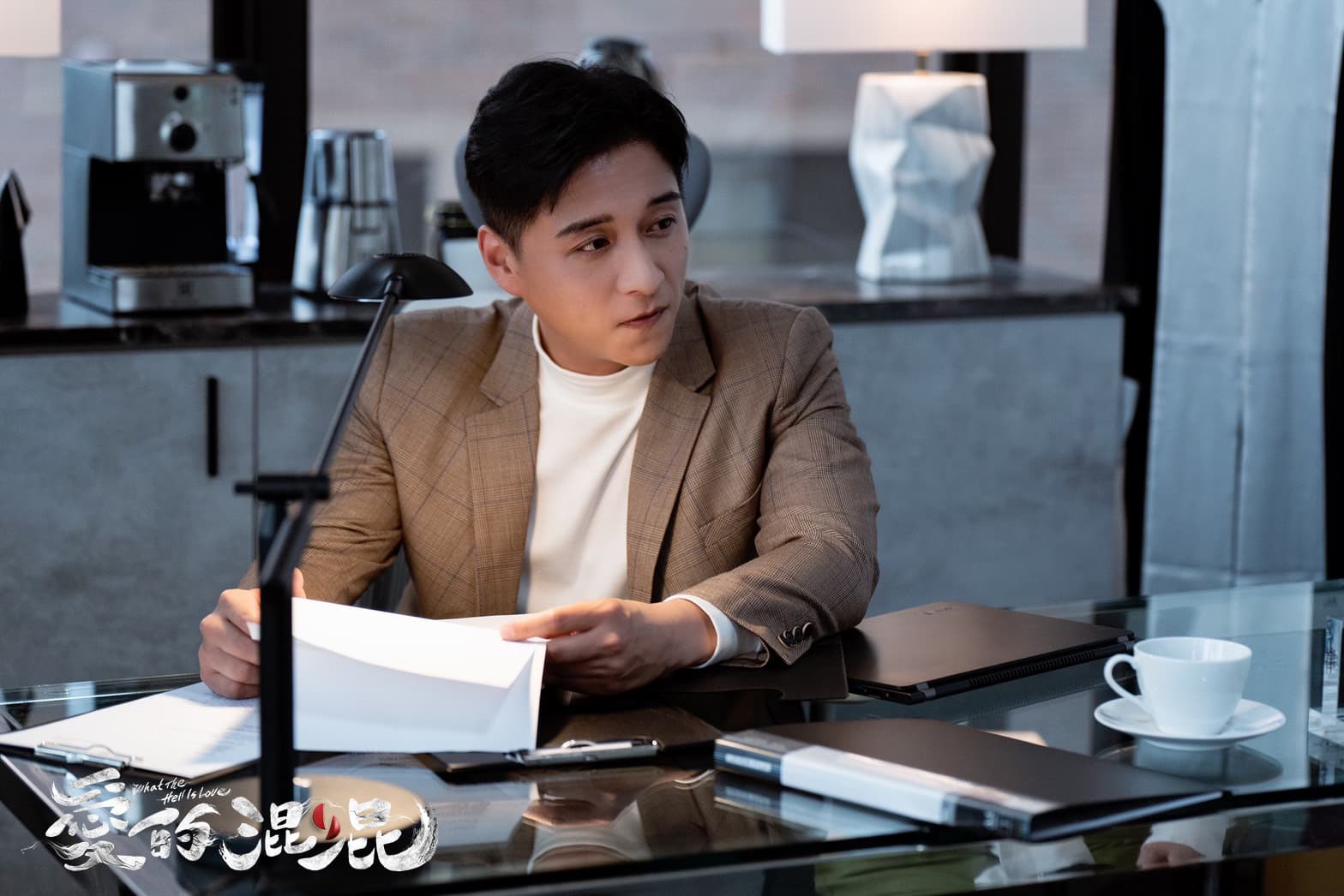 有別於《角頭》的兄弟形象,鄭人碩改扮文質彬彬律師,台詞多到他舌頭打結。(風起娛樂提供)