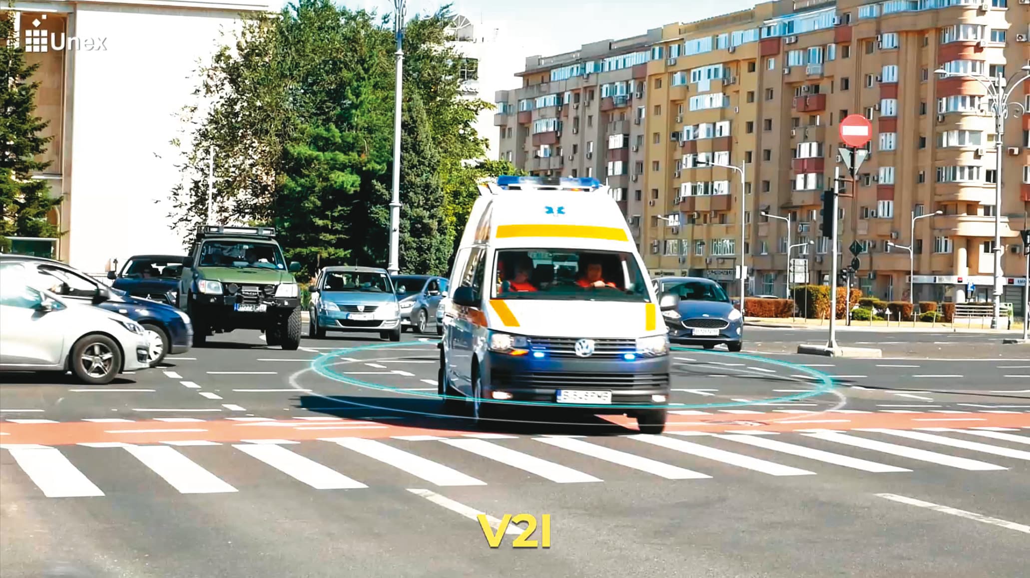 被賦予車聯網功能的汽車,能與路口交通號誌連接,規劃出最佳行車路徑,讓救護車快速抵達醫院。(翻攝亞勳科技官網)