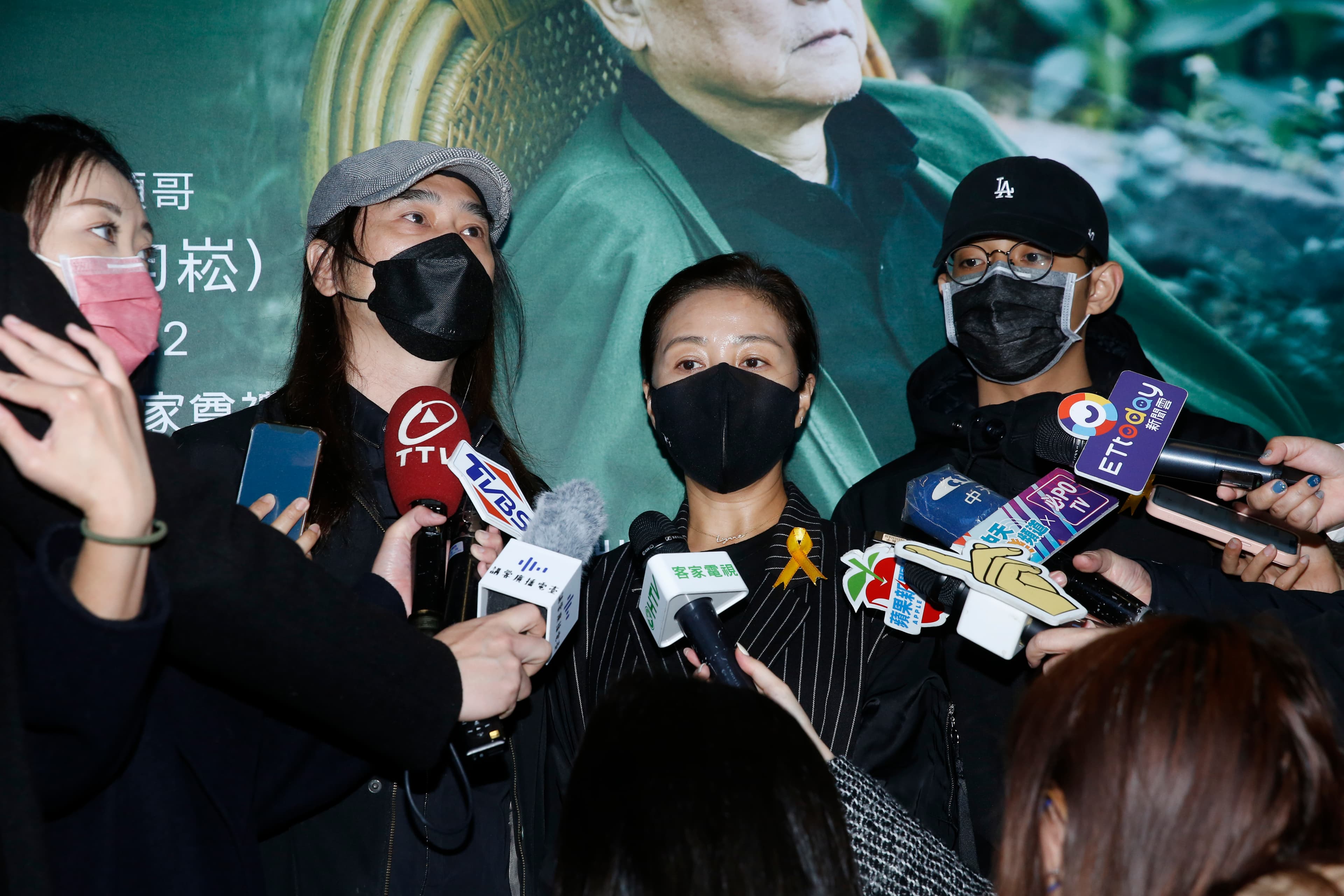 客家電視台《大崎下》導演李鼎、演員方文琳和徐韜到唐川告別式致意。