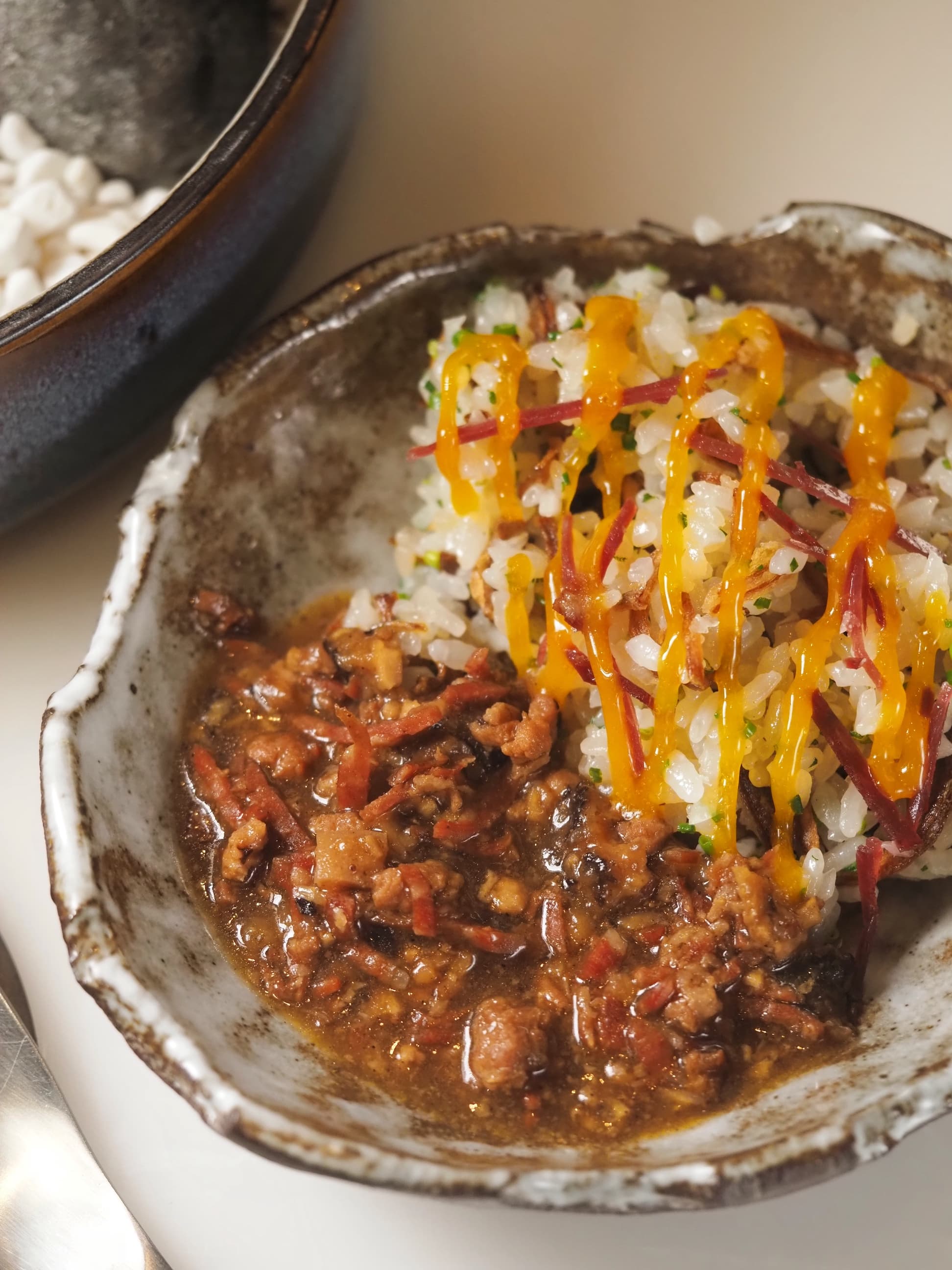 「滷肉飯」由脆片、越光米、蛋黃醬、肉燥堆出豐富口感層次。（「拆解夜市」套餐內容）
