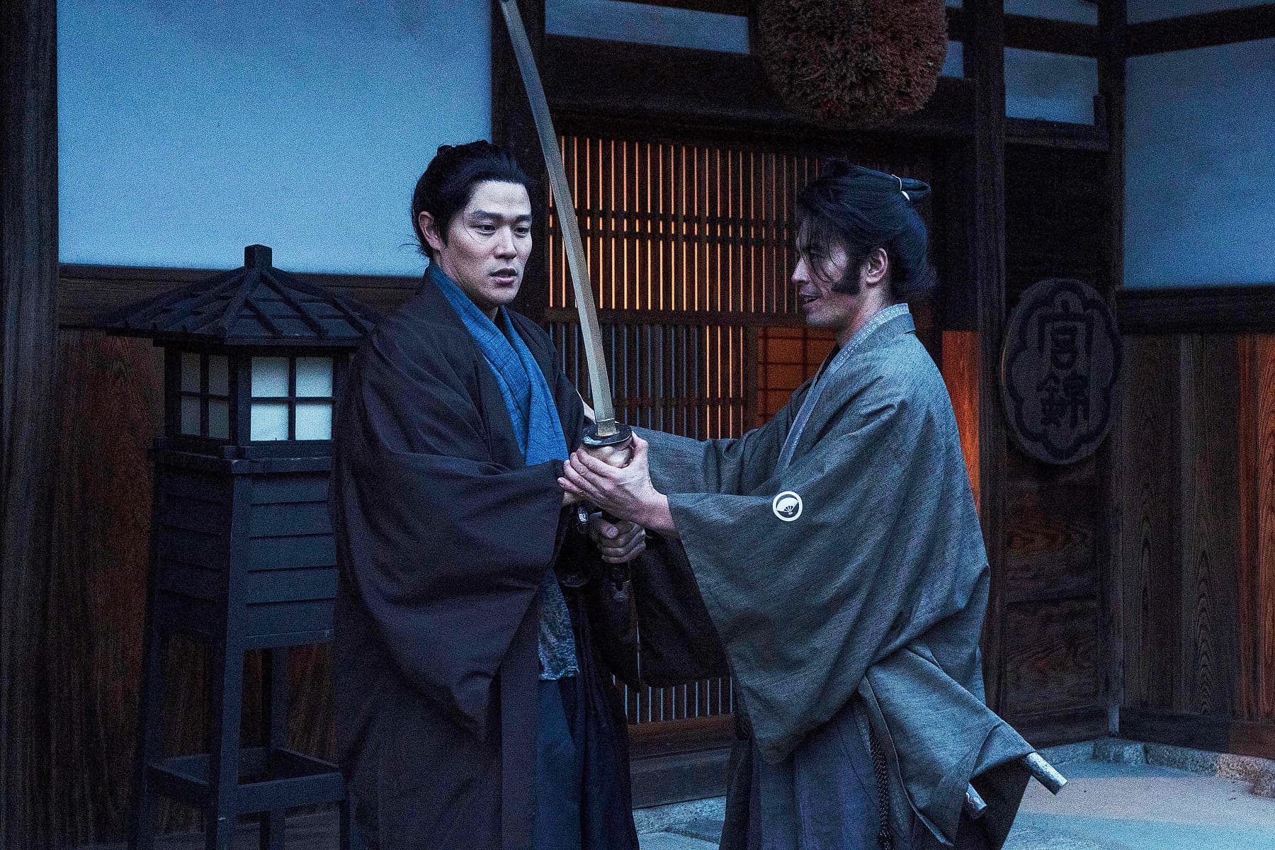 《燃燒的劍》改編自司馬遼太郎的磅礡鉅作,左為鈴木亮平,右為伊藤英明。(采昌國際多媒體提供)