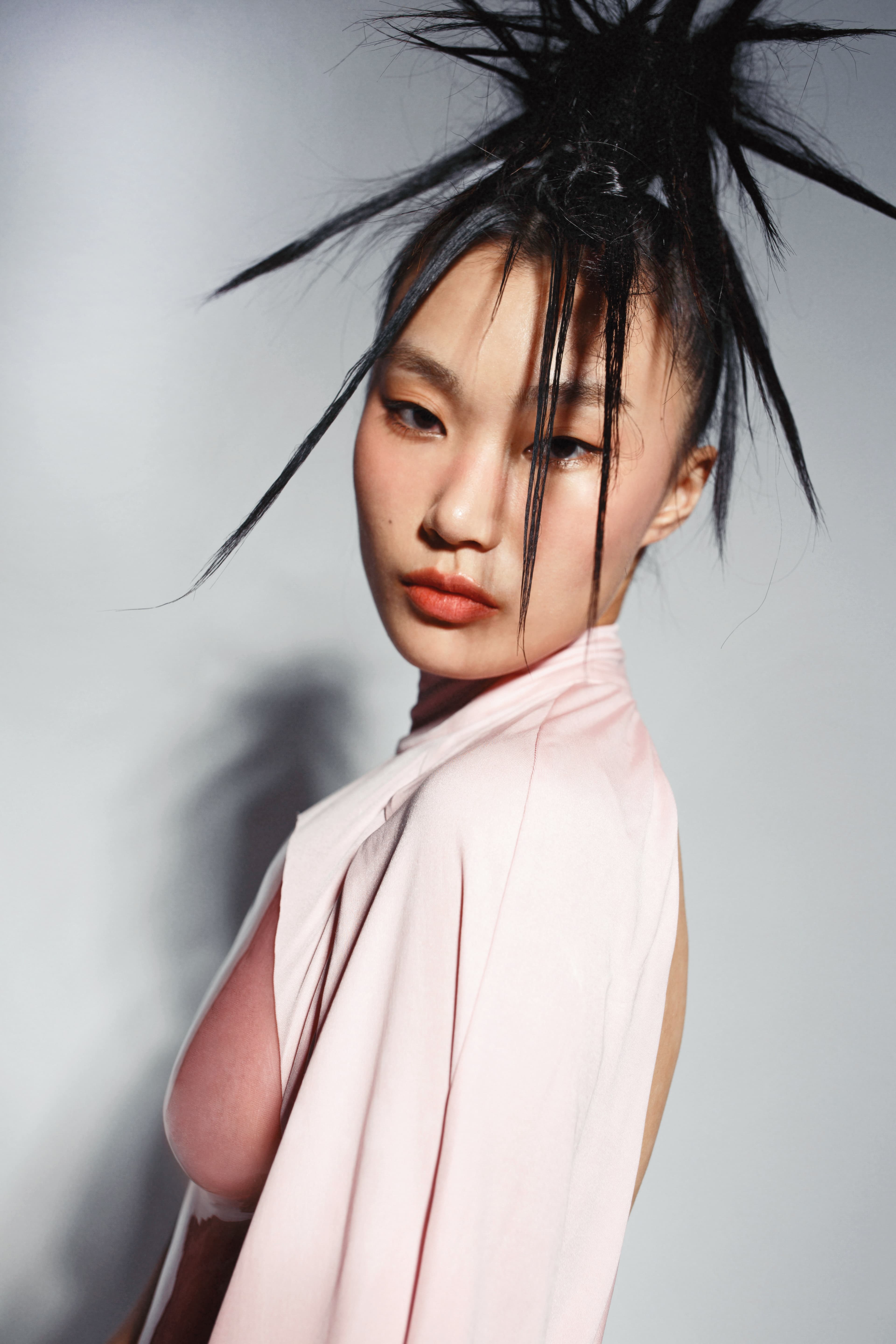 粉色連身洋裝透明霧面樹脂設計 價格店洽by LOEWE。