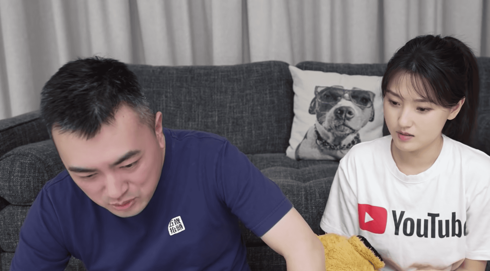 老高（左）與小茉（右）感嘆戰爭的慘酷，忍不住哽咽哭了！（翻攝自老高與小茉YT頻道）