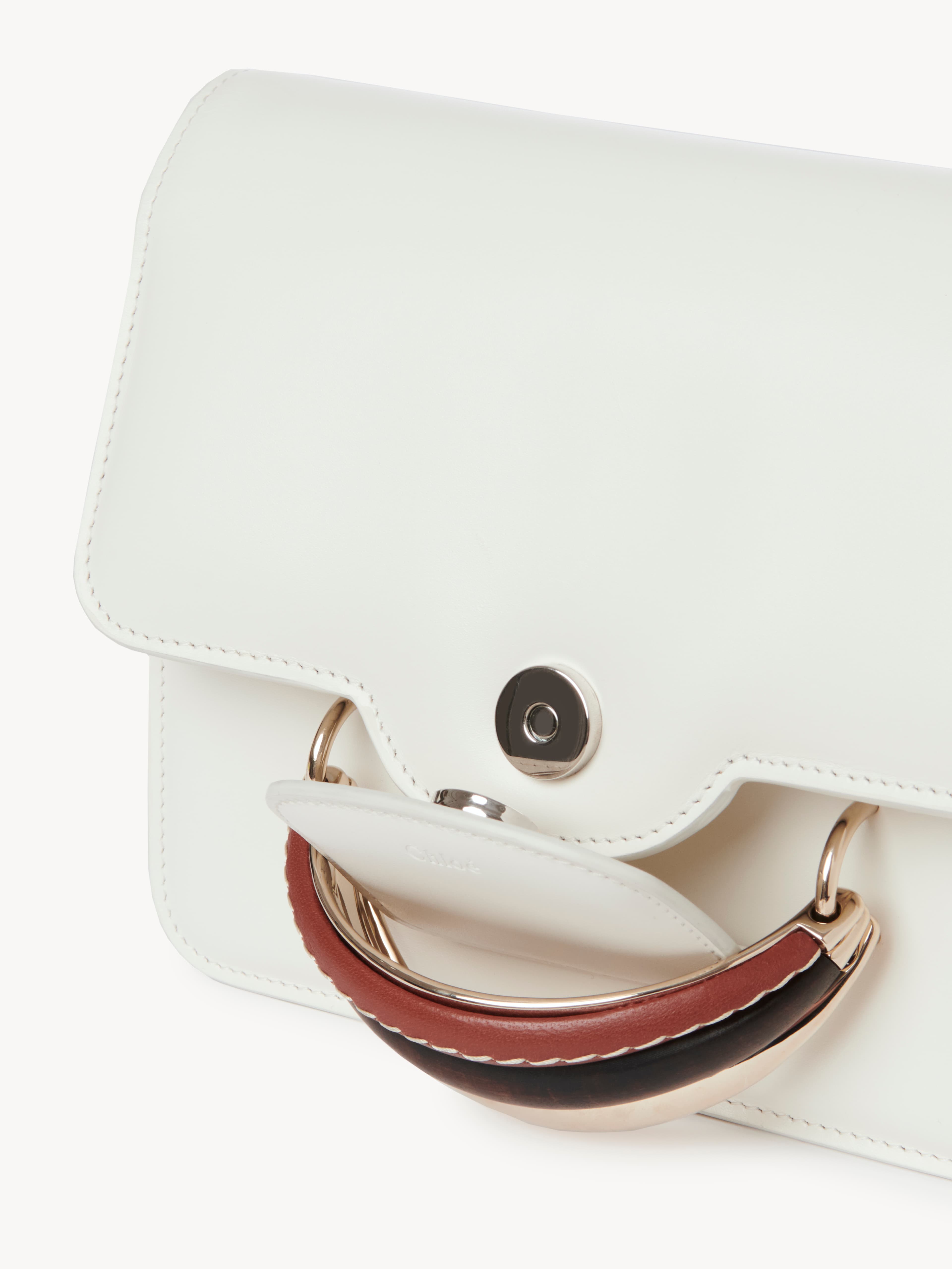 Chloé Kattie白色手拿包（附同色皮革背帶）。NT$63,300。（Chloé提供）