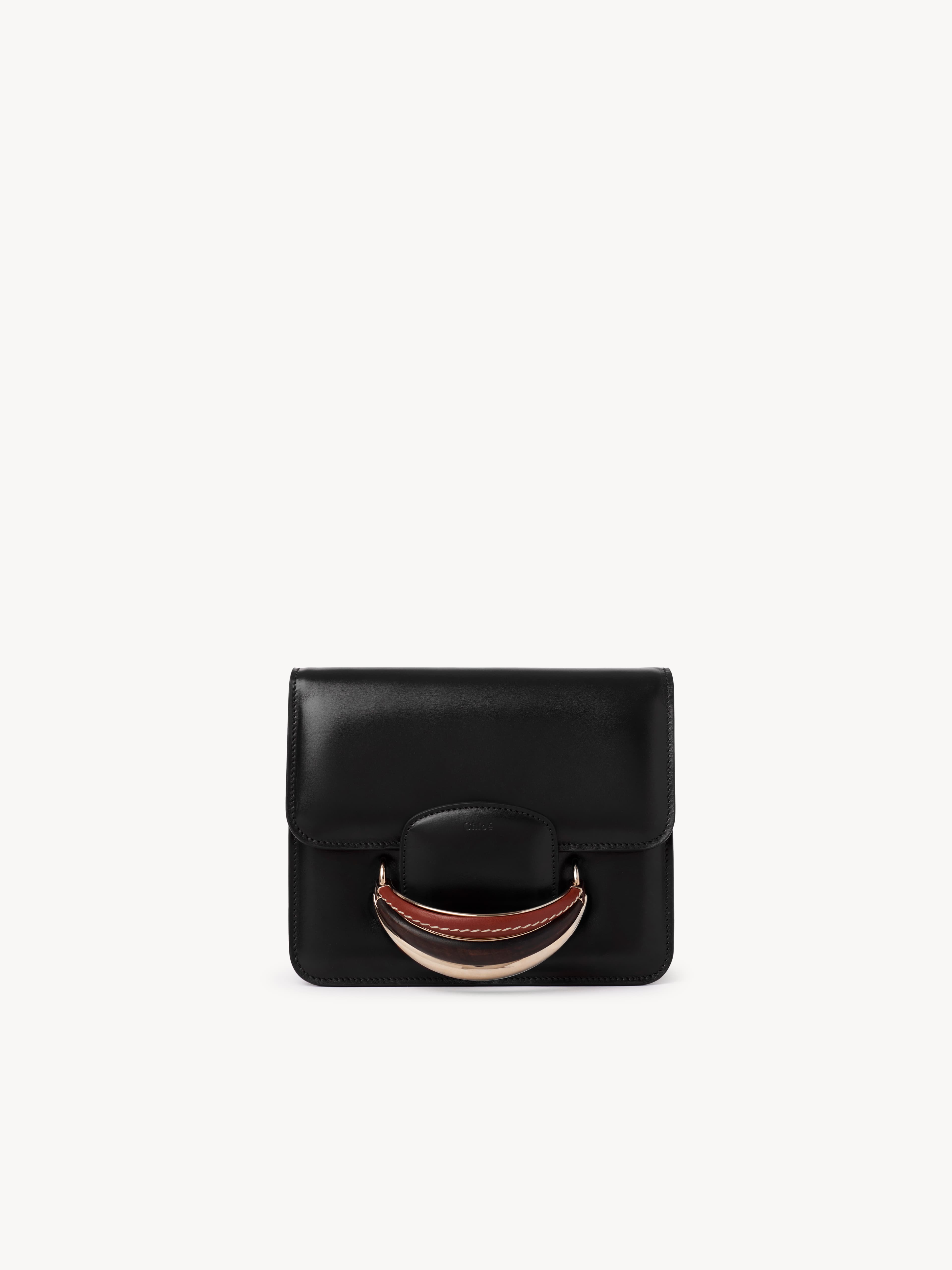 Chloé Kattie黑色手拿包（附同色皮革背帶）。NT$63,300。（Chloé提供）