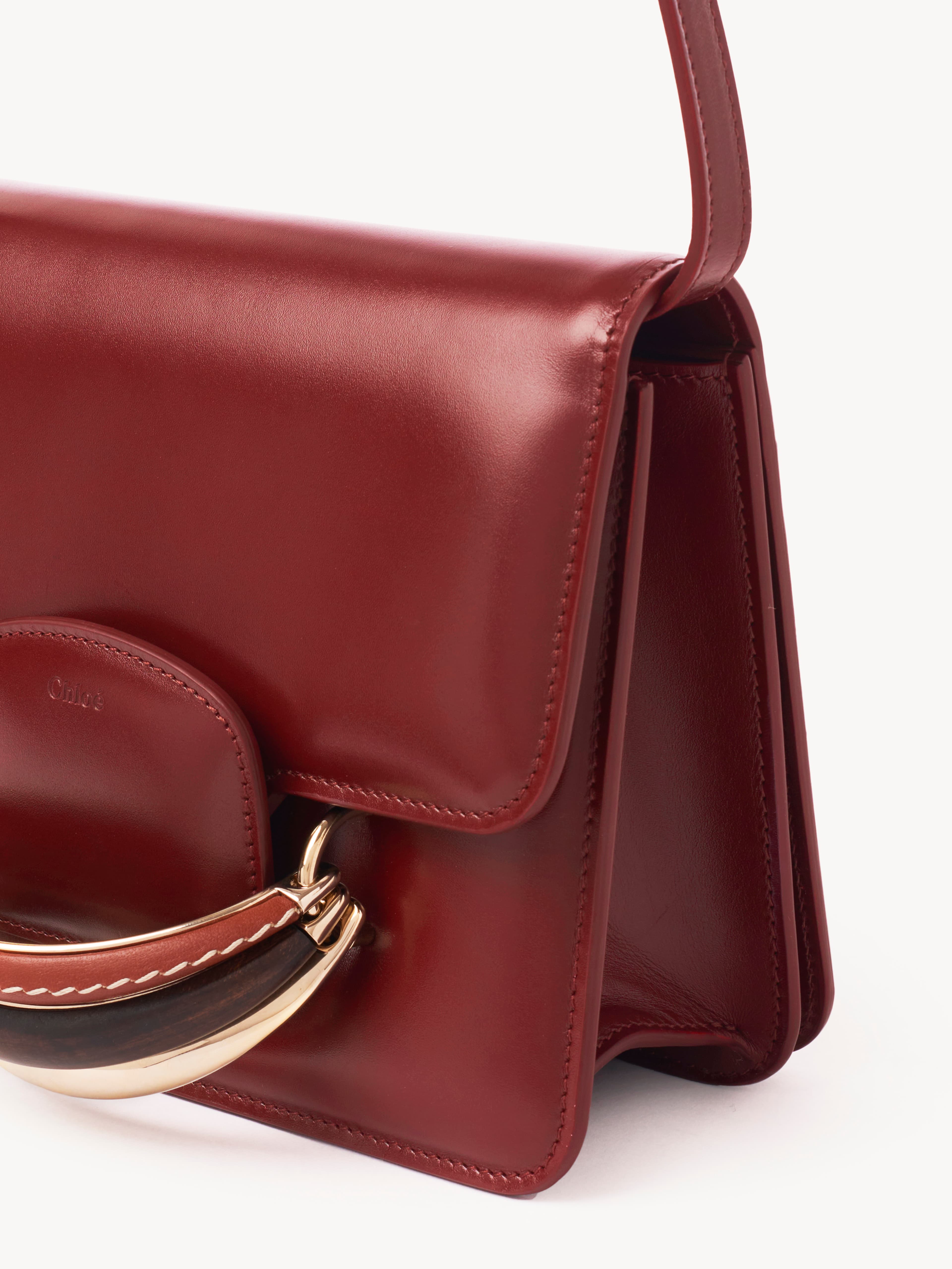 Chloé Kattie紅色手拿包（附同色皮革背帶）。NT$63,300。（Chloé提供）