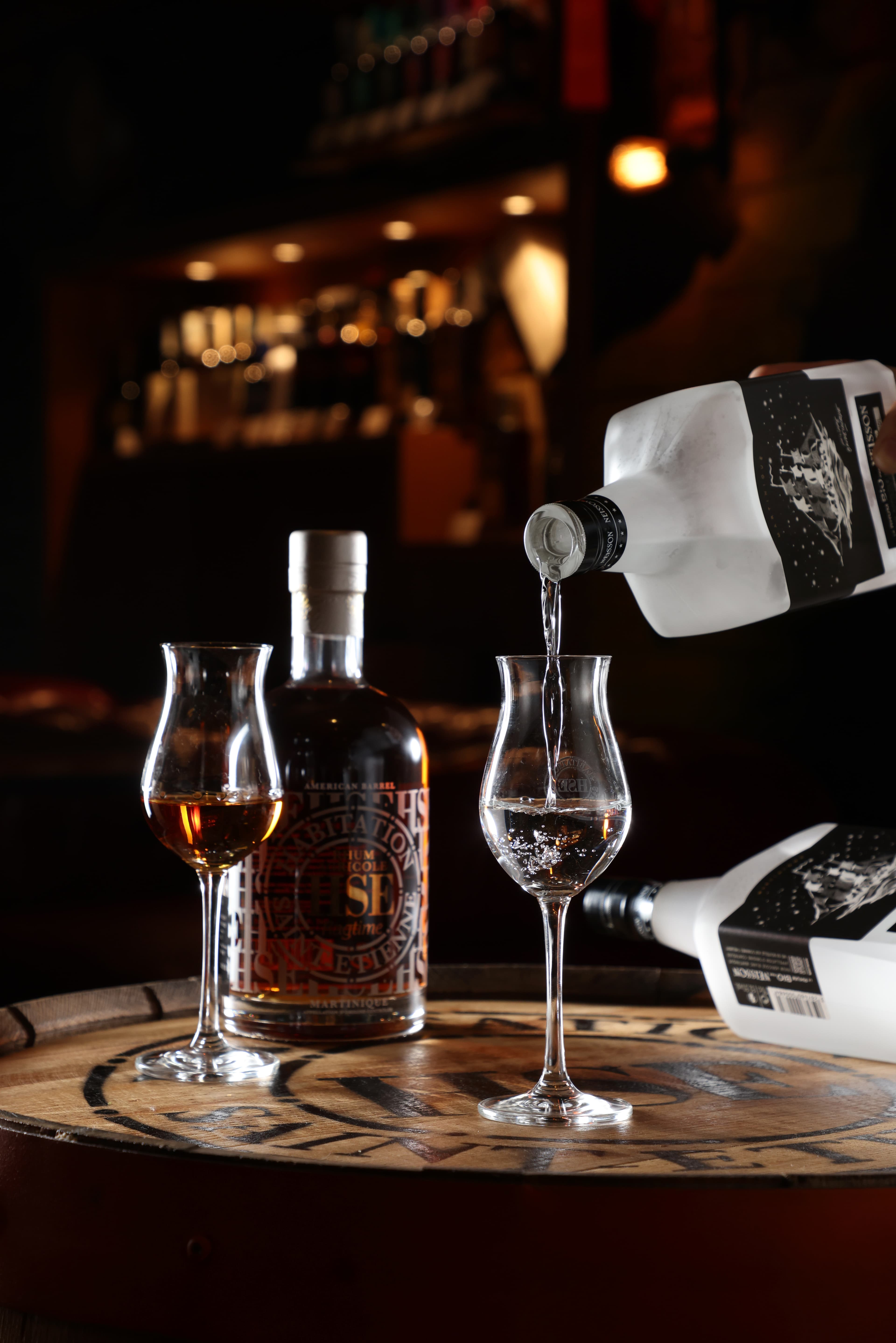 採用有機甘蔗汁蒸餾的「Neisson Rhum Blanc Agricole」(右,500元/杯、3,500元/瓶),鹹甘中帶著草本味;「HSE Ragtime」(左,250元/杯、3,500元/瓶)來自馬丁尼克島,在熱帶地區陳放2年,出現有如威士忌的蜂蜜與花香氣息。