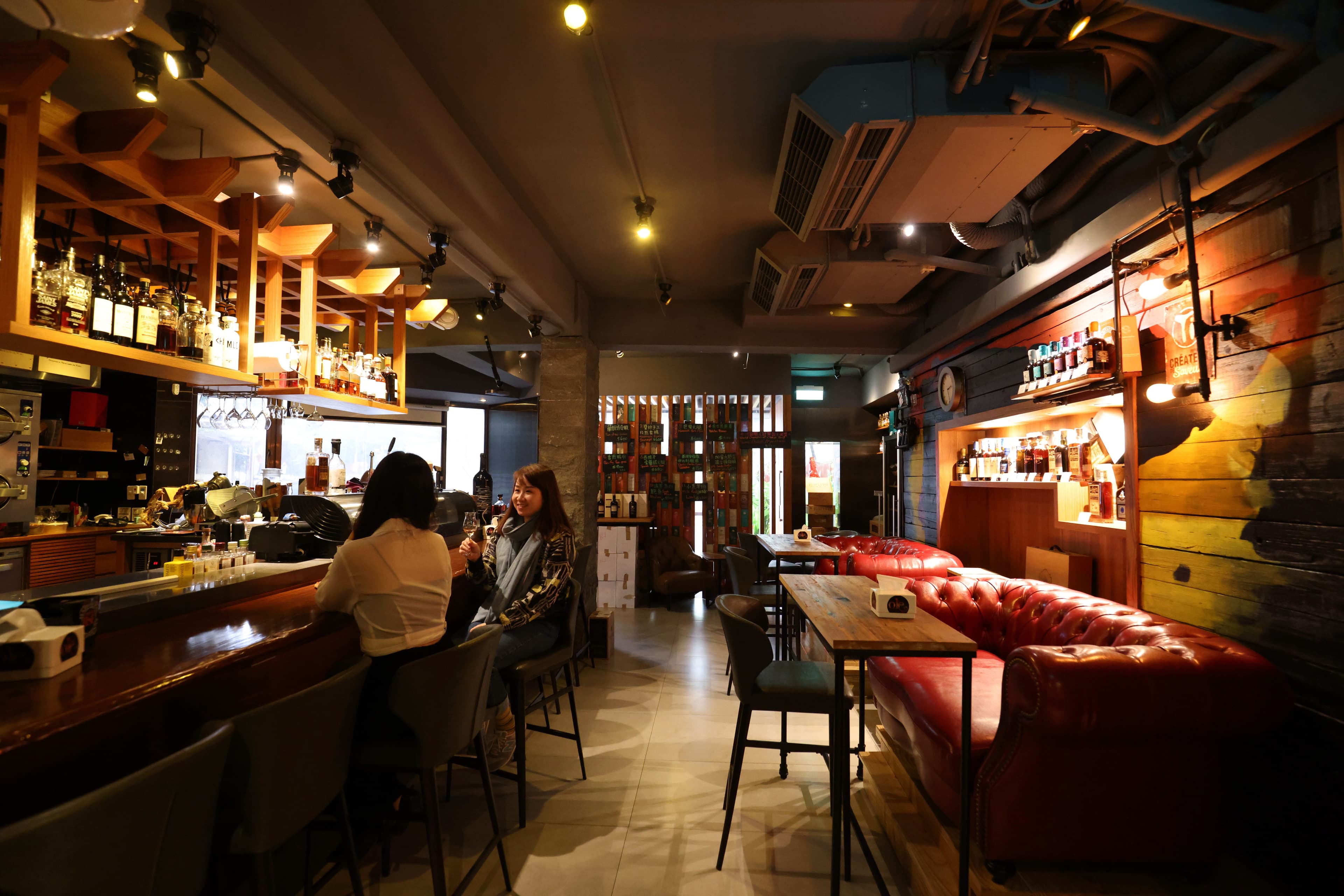 酒吧提供300餘款蘭姆酒可單杯品飲,也歡迎酒迷詢問不在酒單上的蘭姆酒。