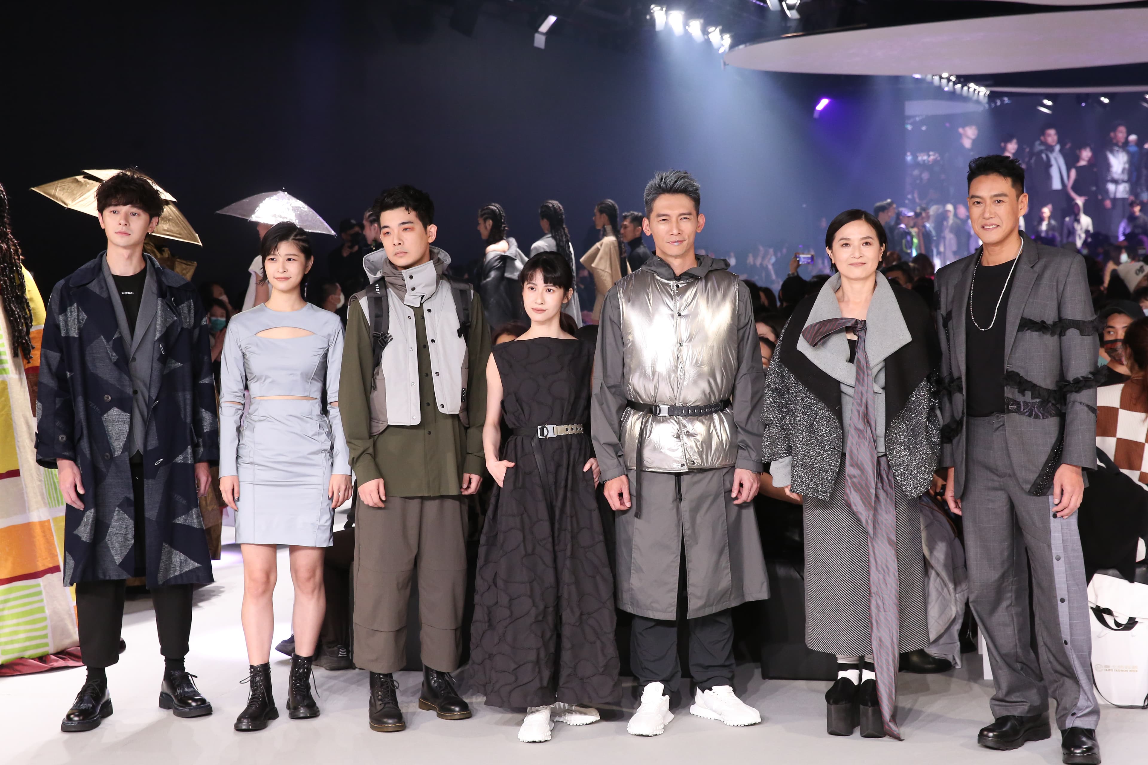 張軒睿（左起）、江宜蓉、胡瑋杰、連俞涵、溫昇豪、謝瓊煖、加賀美智久，參加台北時裝週開幕秀。