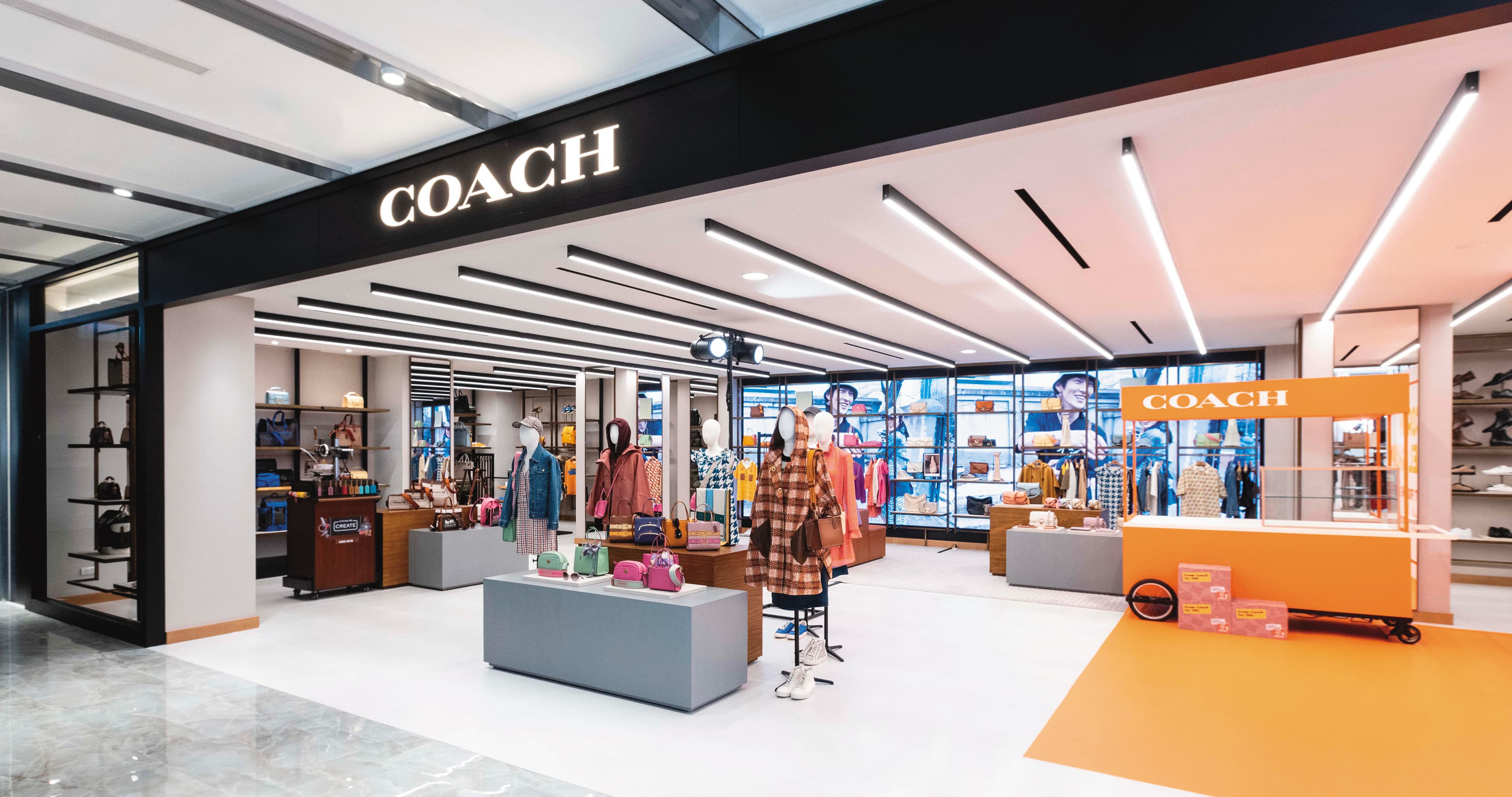 Coach日前在台中新光三越重新開幕。