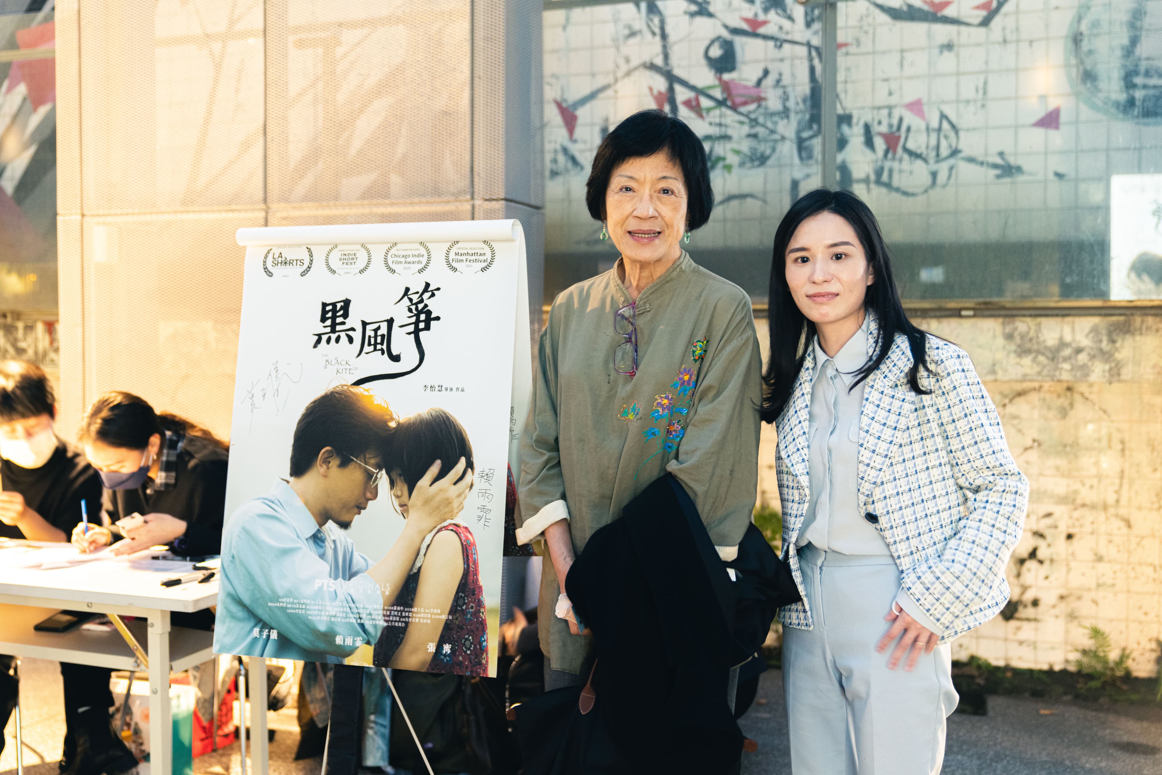 受難者家屬李錦姬(左)現身支持李怡慧導演(右)。(公視提供)