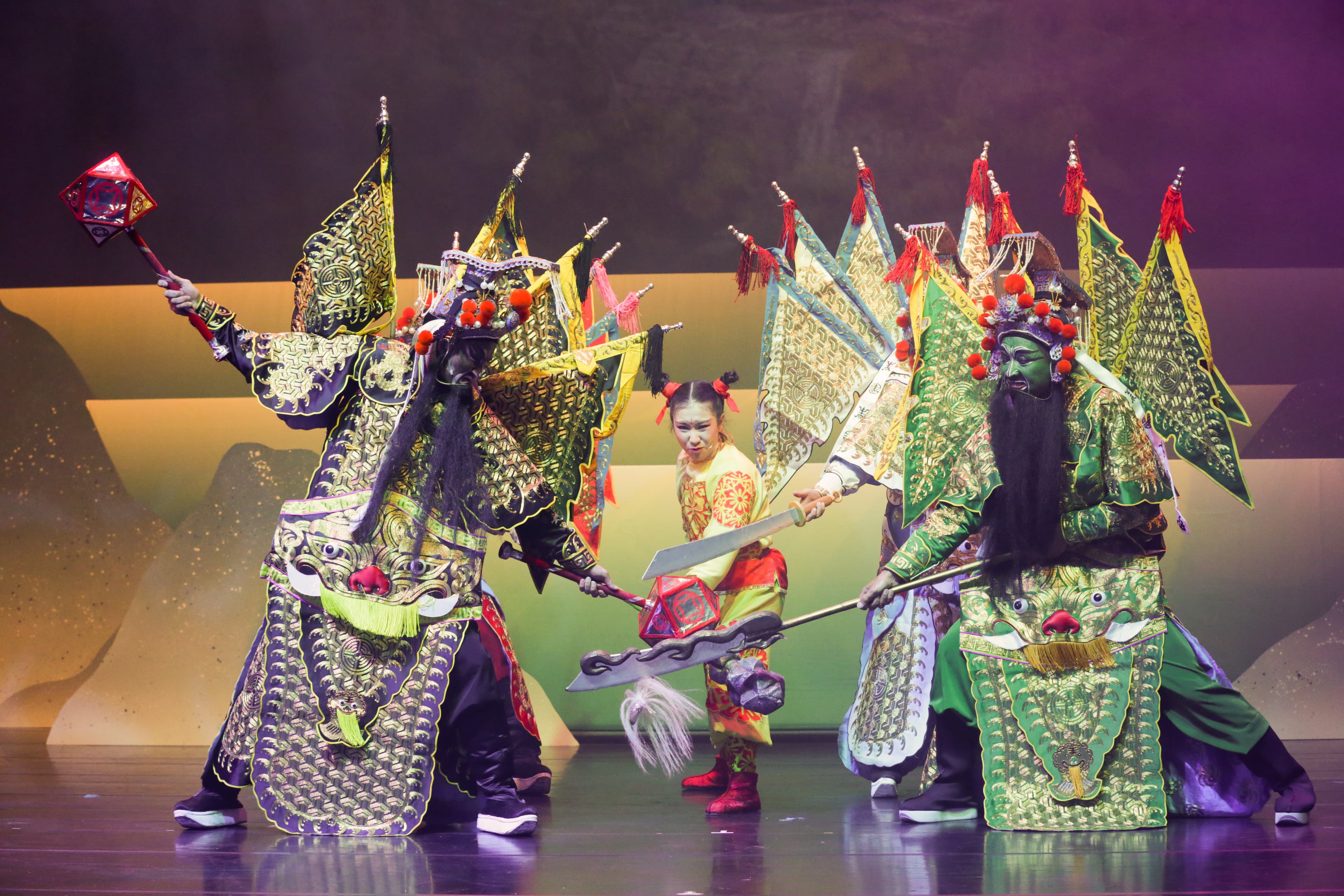 《哪吒鬧龍宮》的演員個個兼具十八般舞藝,現在可能是東海龍王,下一幕就是在戲台後操作戲偶。