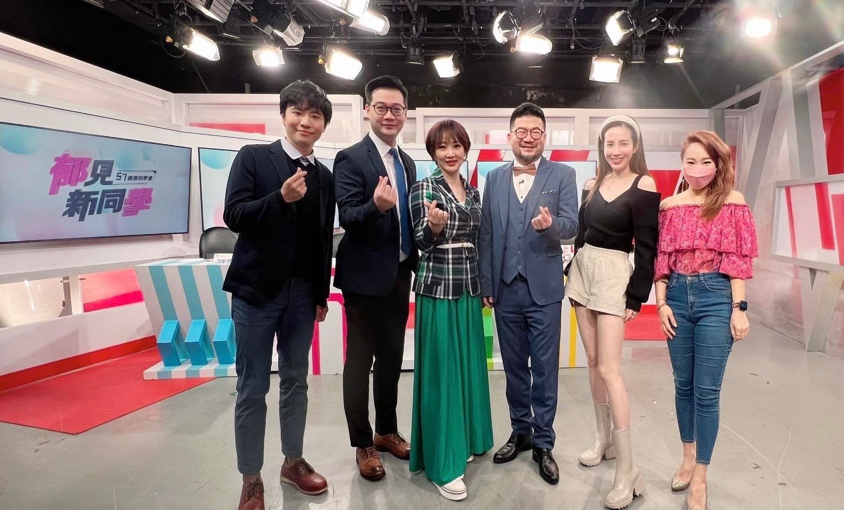 新一集《郁見新同學》郁方（左3）、廖慶學（右3）跟來賓愛雅、呂佳宜、家醫科醫師吳知奕、皮膚科醫師黃彥愷等人討論好命女人有什麼特徵。（完美國際提供）