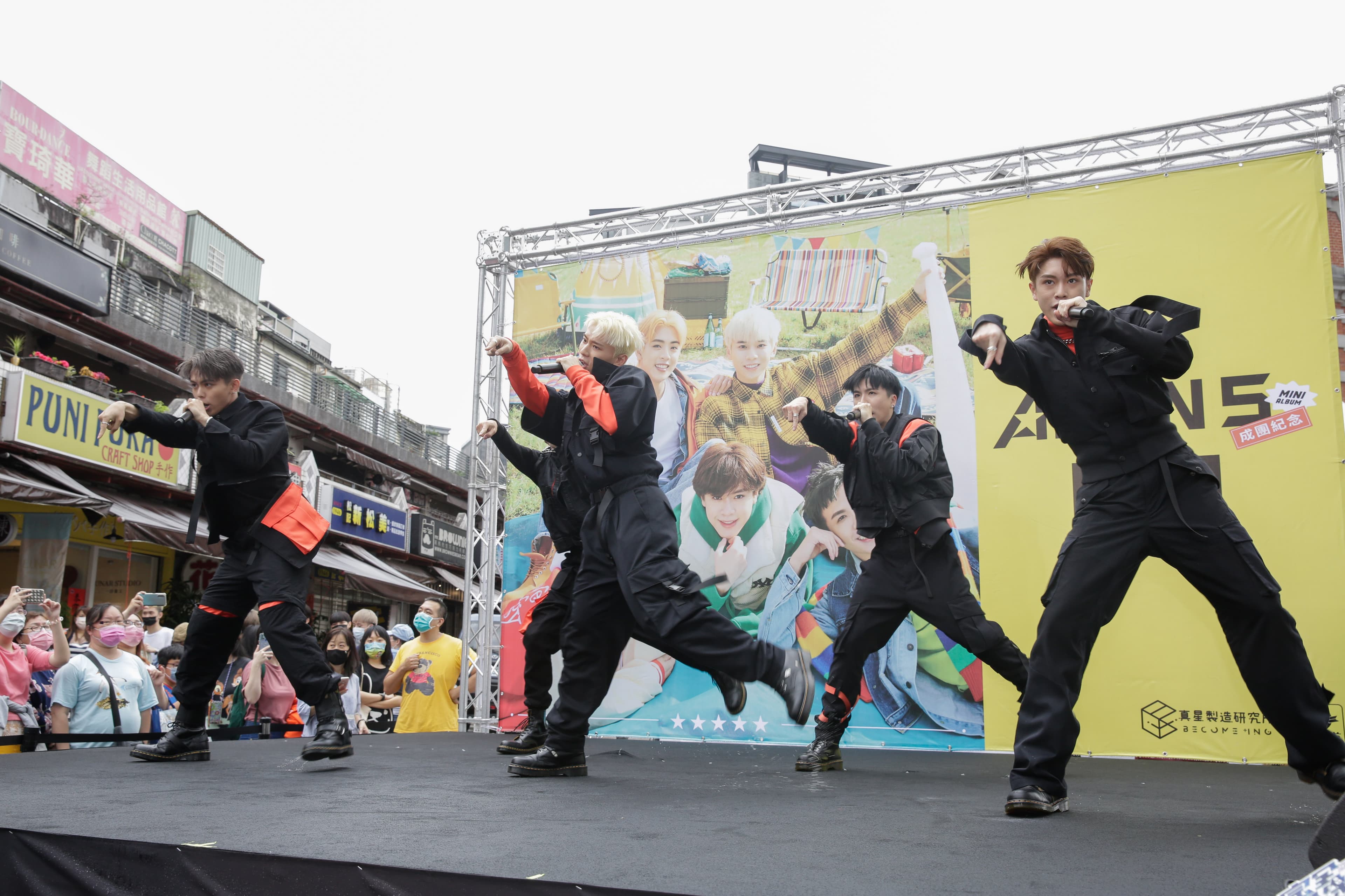 忽晴忽雨又悶熱的天氣,讓ALL IN 5汗流浹背上演「濕背秀」。