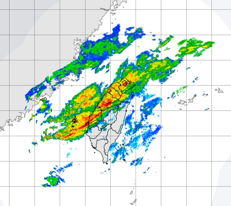 中央氣象局指出，受東北季風及華南雲雨區東移影響，中部以北地區有局部大雨發生機率。（中央氣象局提供）