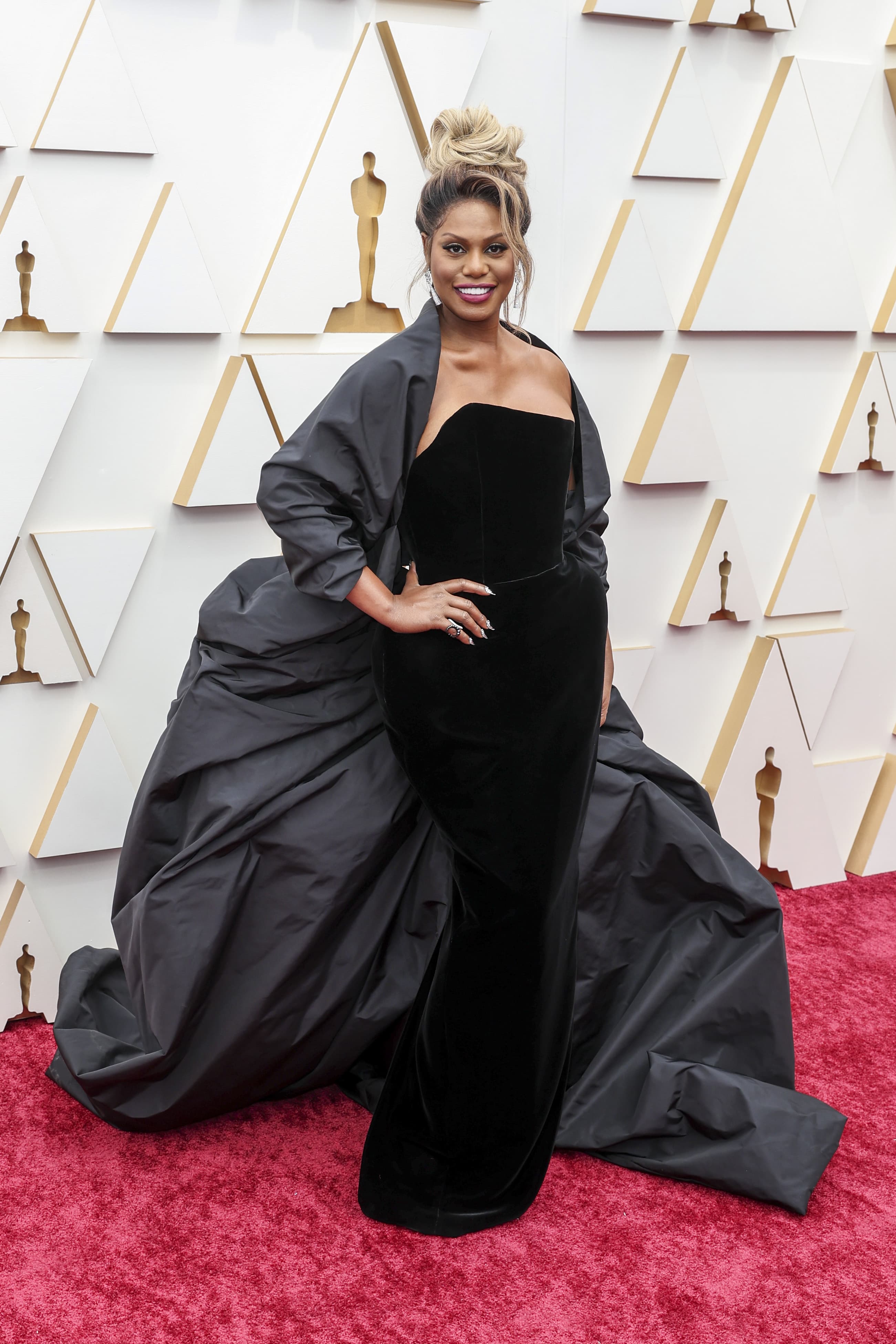 跨性別演員拉維恩考克斯（Laverne Cox），在這裡示範如何把自己原本大骨架的身材，轉化為特色，先是以露肩的深色晚禮服包裹身材，加上立體縐折的披肩，瞬間氣勢驚人，卻能讓自己看起來又小了一號。（東方IC）