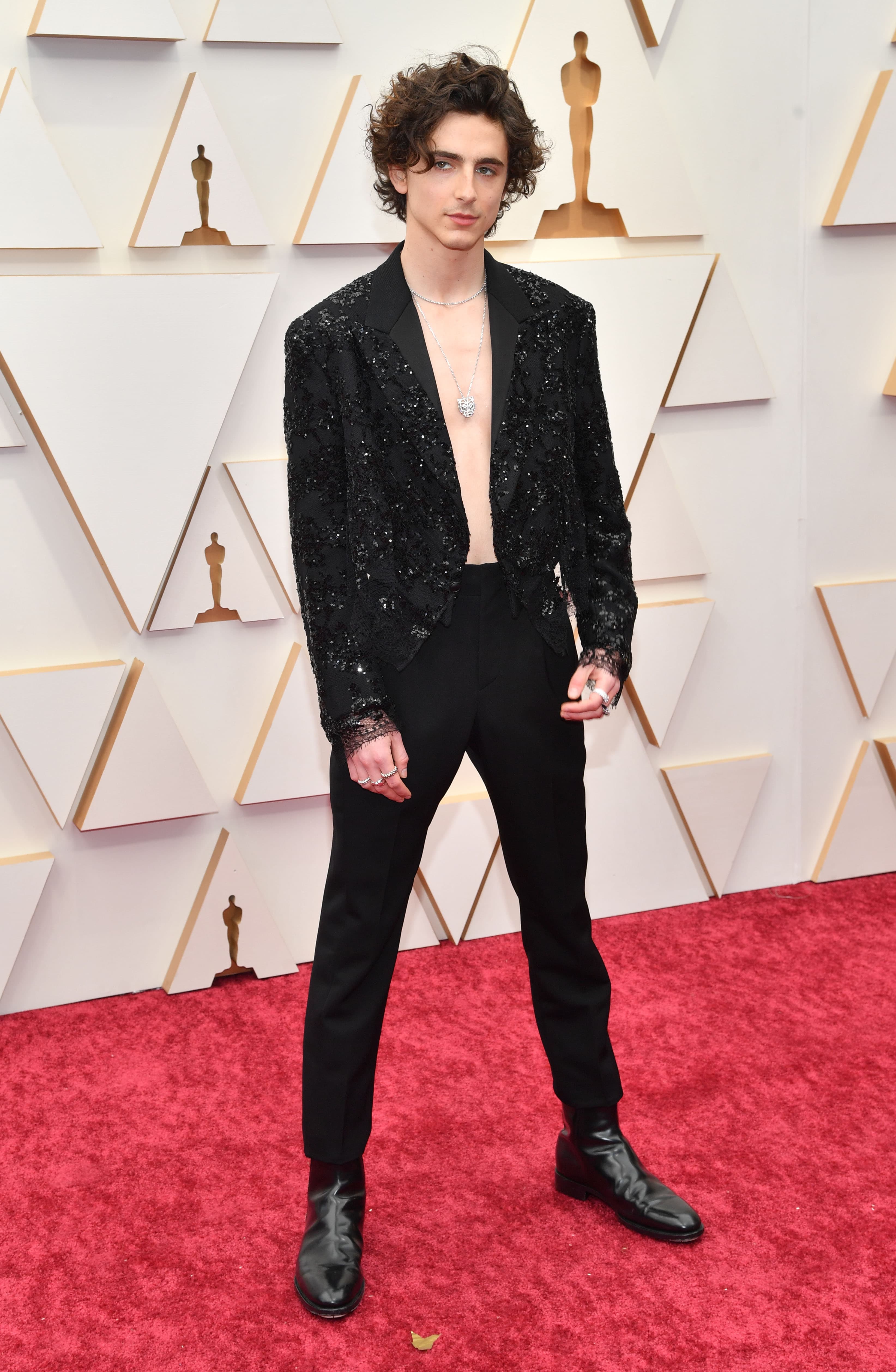 提摩西夏勒梅（Timothée Chalamet）堪稱是紅毯第一帥，只穿外套、裡頭沒穿，根本就是搖滾巨星，在一片穿著保守的男星當中出奇制勝。（東方IC）