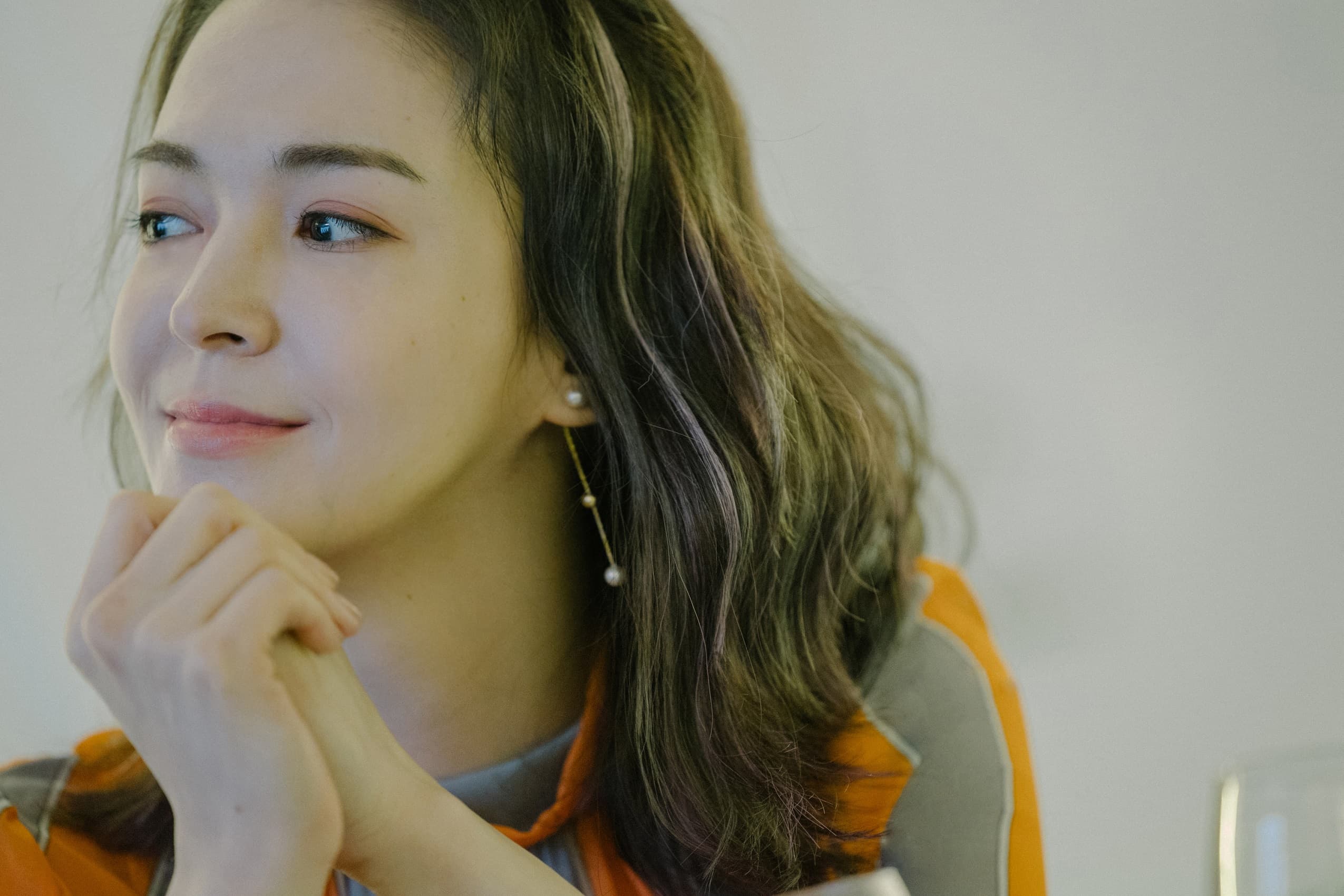 張榕容在MV裡錯付了感情,不過她覺得黃玠瑋的歌,在灰暗後有一絲光明。(環球提供)