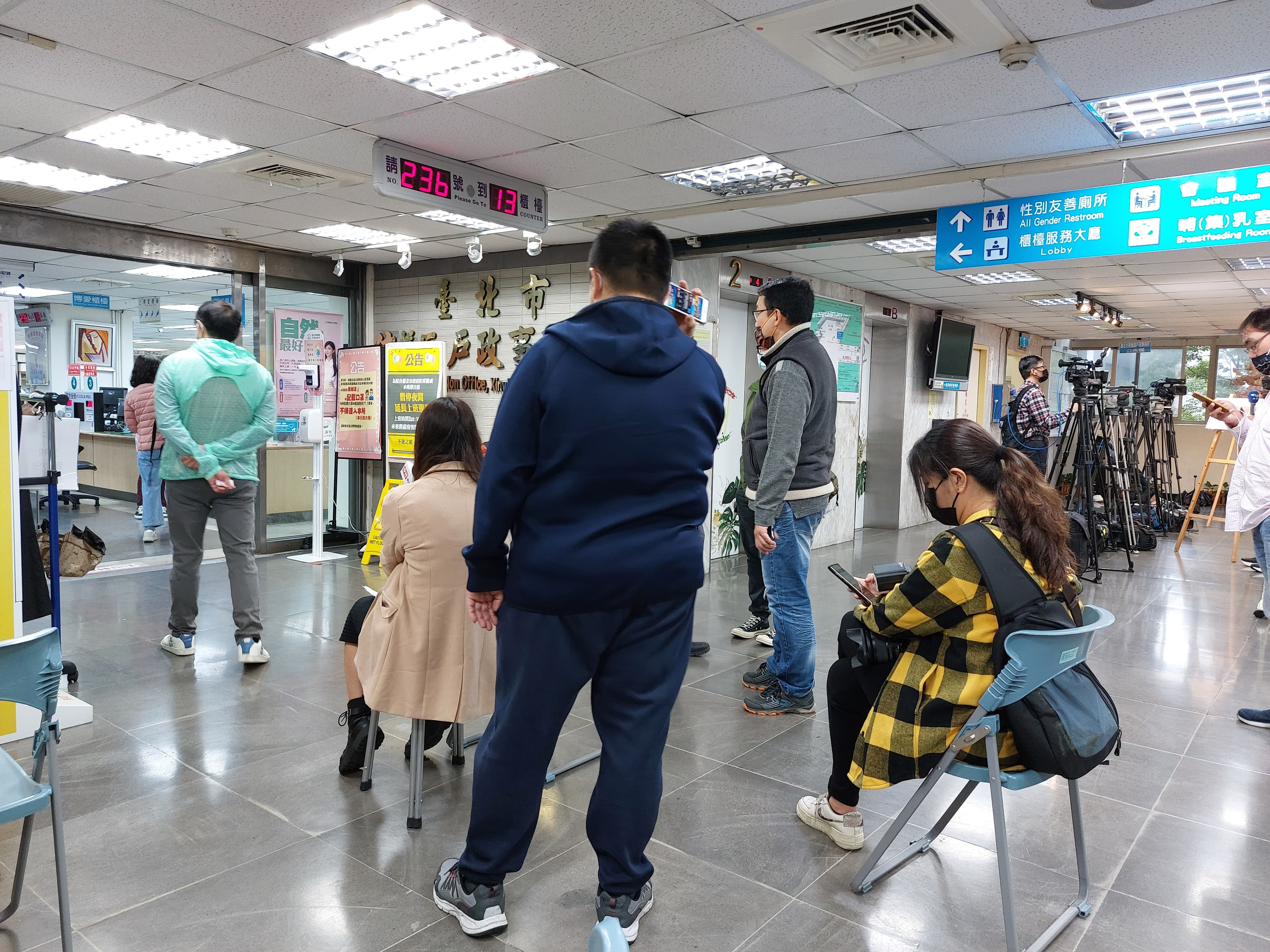 信義區戶政事務所一早就有大批媒體守候。