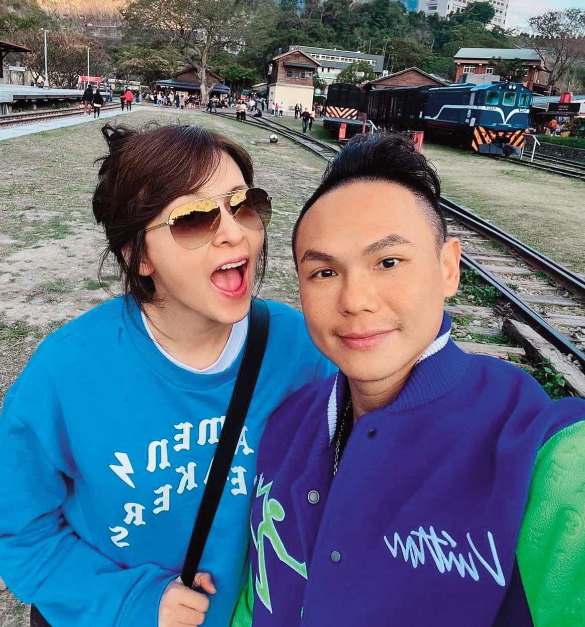超哥(右)自稱愛家愛老婆(左),經常po出和老婆的出遊照。(翻攝自超派人生臉書)