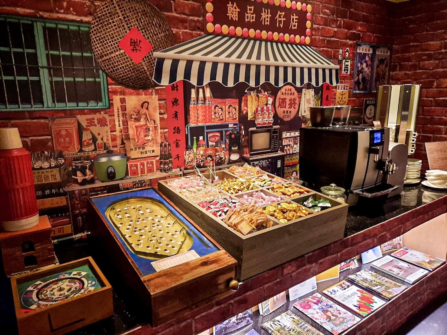 翰品酒店高雄打造「翰品柑仔店」,提供琳瑯滿目的懷舊零食。