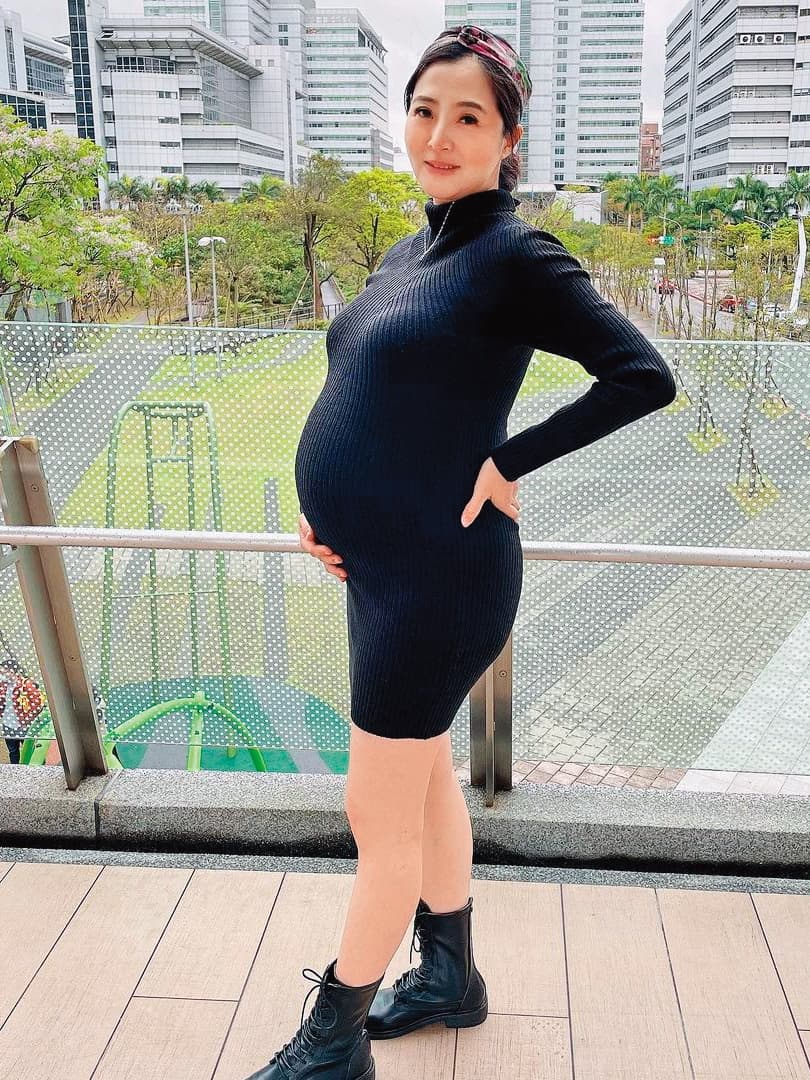 李亮瑾去年臨盆前夕還秀出孕肚,當時胖了快20公斤。(翻攝自李亮瑾IG)
