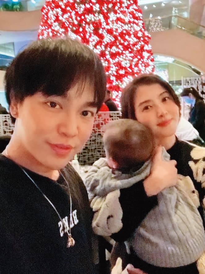 李亮瑾和張峰奇自己帶小孩,走到哪都一起輪流照顧。(翻攝自李亮瑾臉書)