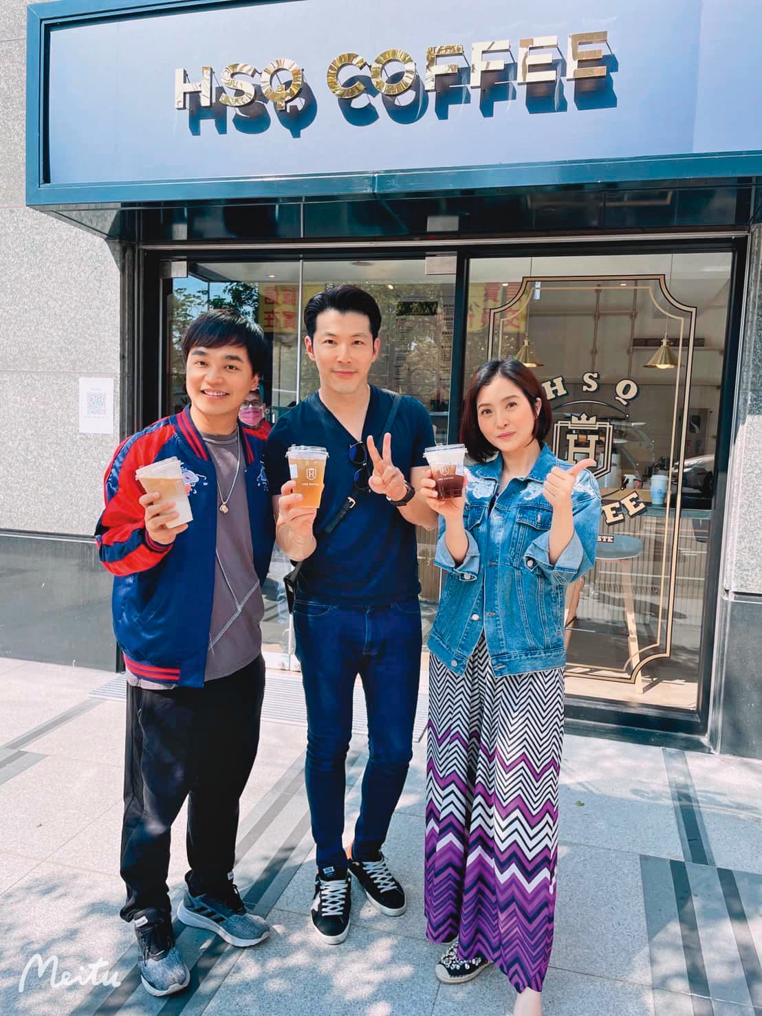 日前李亮瑾(右)與張峰奇(左)一起到黃少祺(中)開的咖啡店捧場時,她已經穿寬鬆衣服遮肚了。(翻攝自李亮瑾臉書)