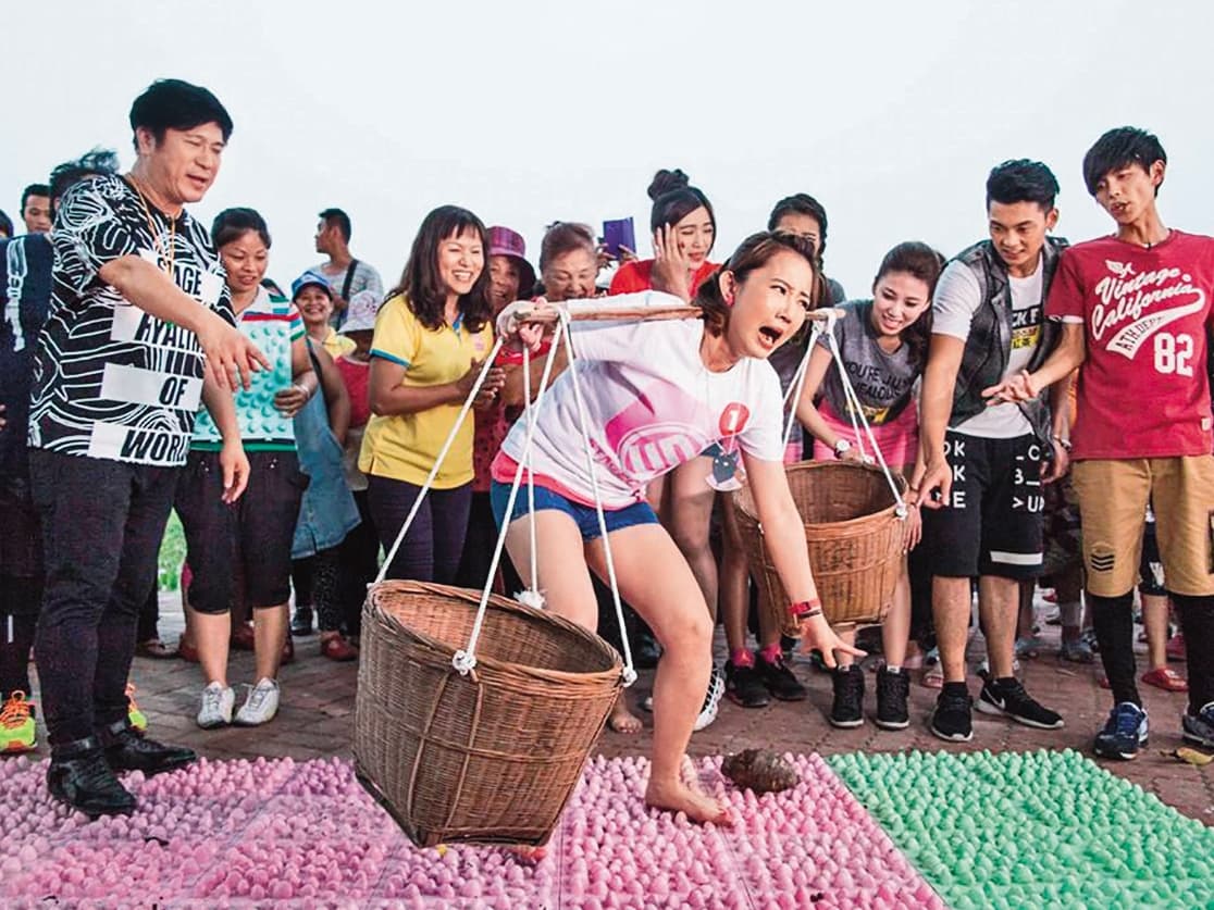 謝忻在《綜藝大集合》中不計形象搞笑,扮演好稱職的女丑。(翻攝自《綜藝大集合》臉書)