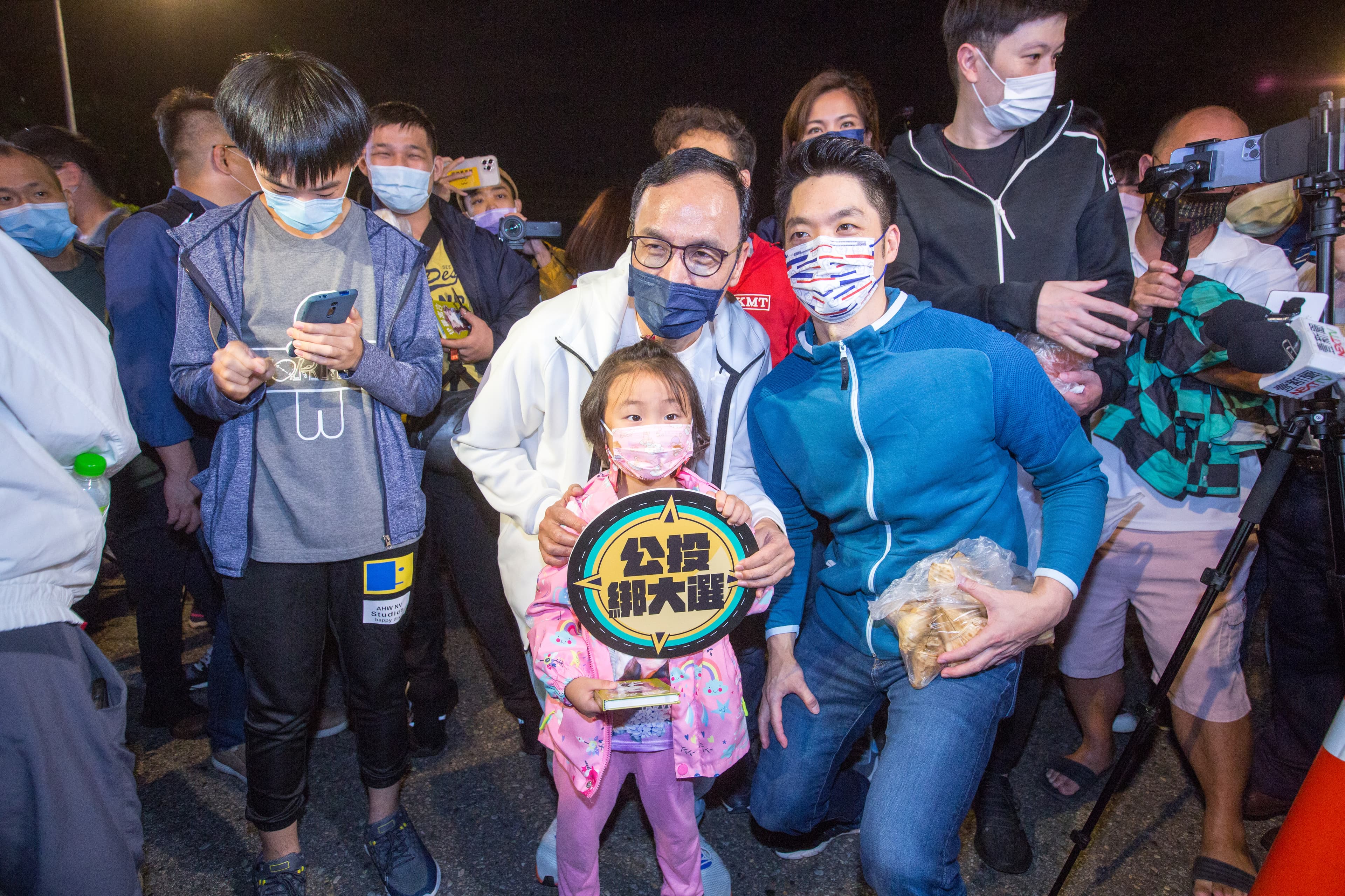 朱立倫與蔣萬安去年一起為國民黨提出的公投綁大選公投案宣傳。(本刊資料照)