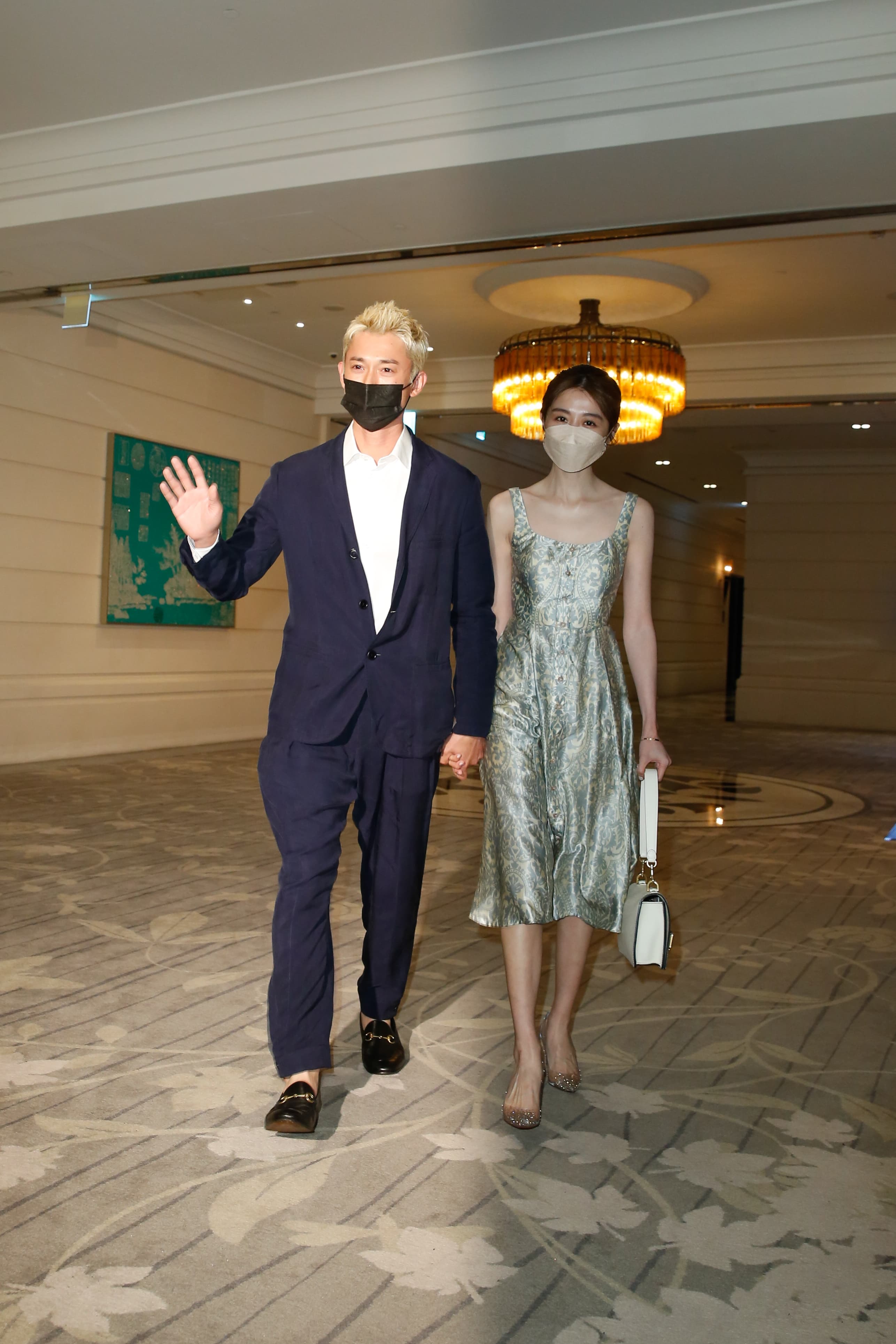 邵雨薇(右)與男友吳慷仁(左)26日出席導演王鼎霖的婚禮。