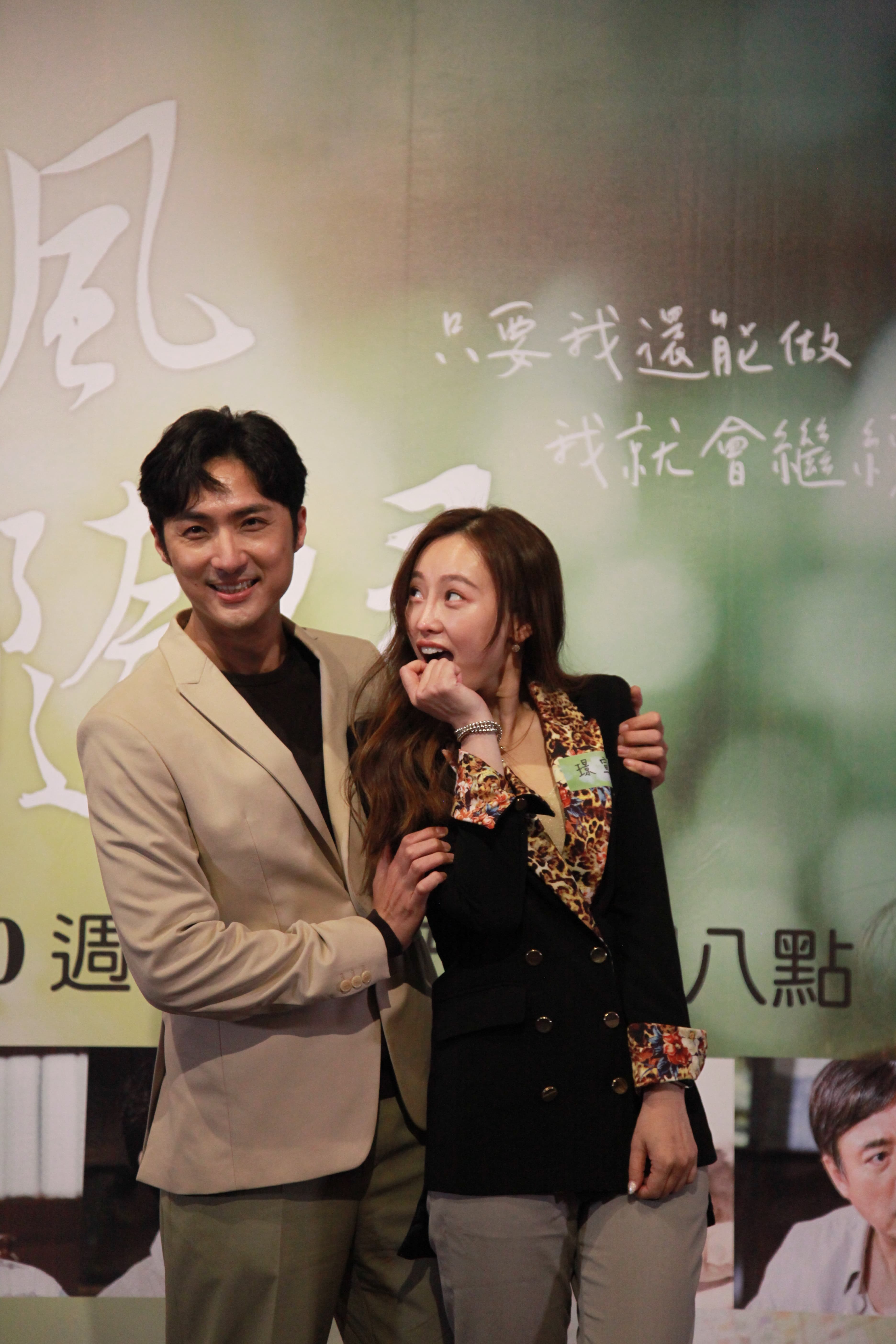李運慶(左)和璟宣演年輕時的男女主角。(大愛提供)