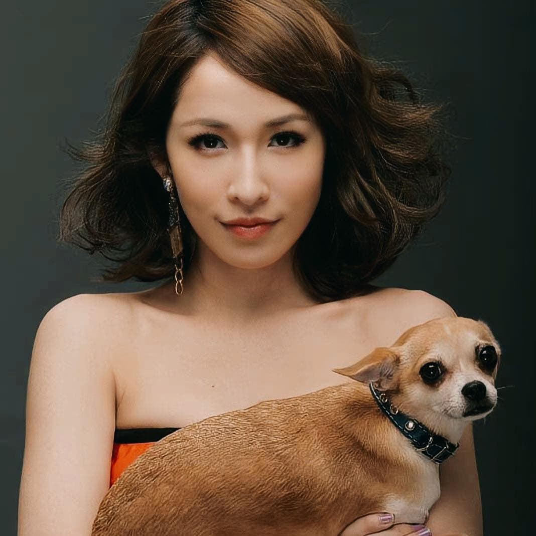 蕭亞軒貼出和愛犬Gemi的合照。(翻攝自蕭亞軒臉書)