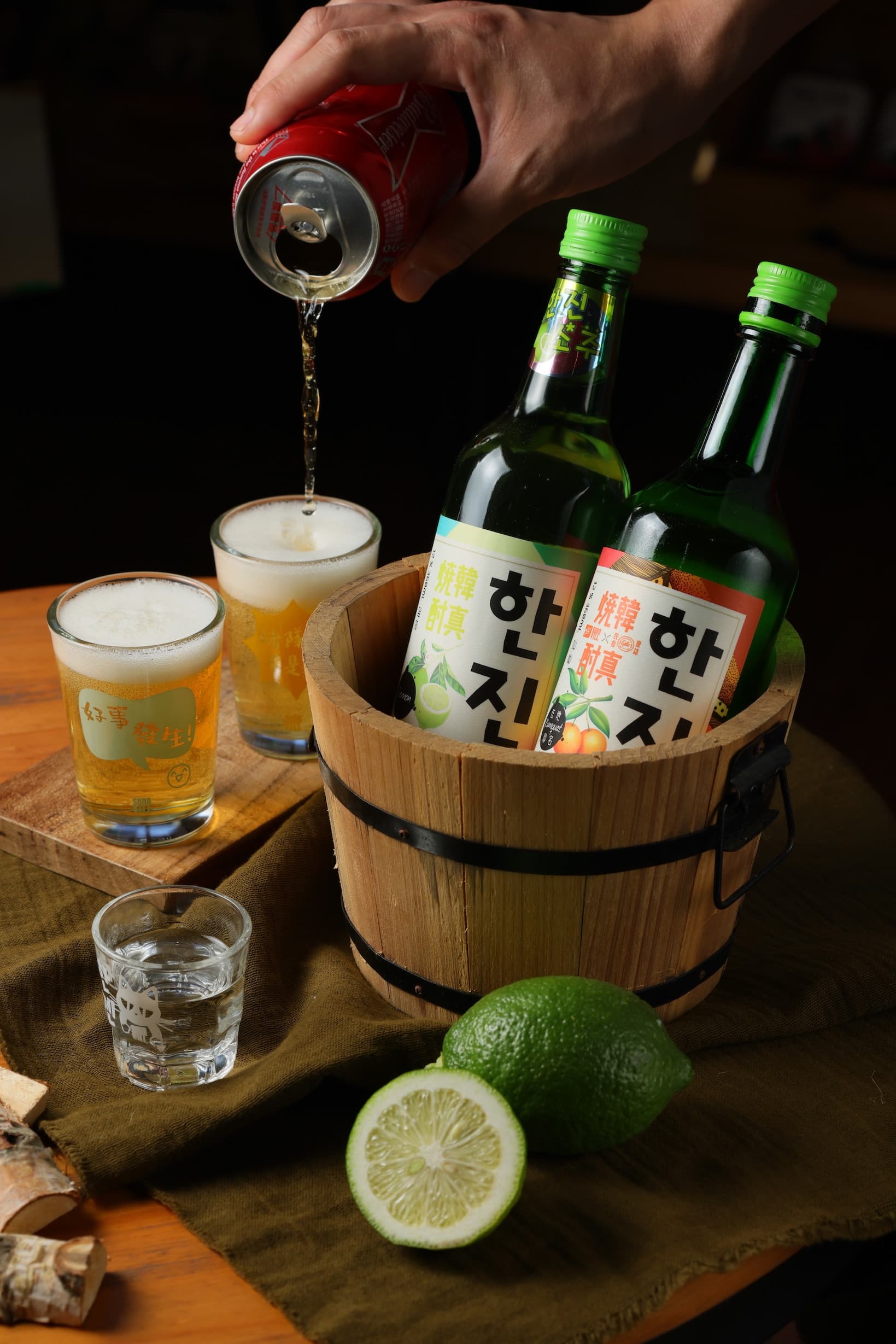 台灣在地釀造的「韓真燒酎」純飲或兌啤酒都相當適口。（皆179元／瓶）