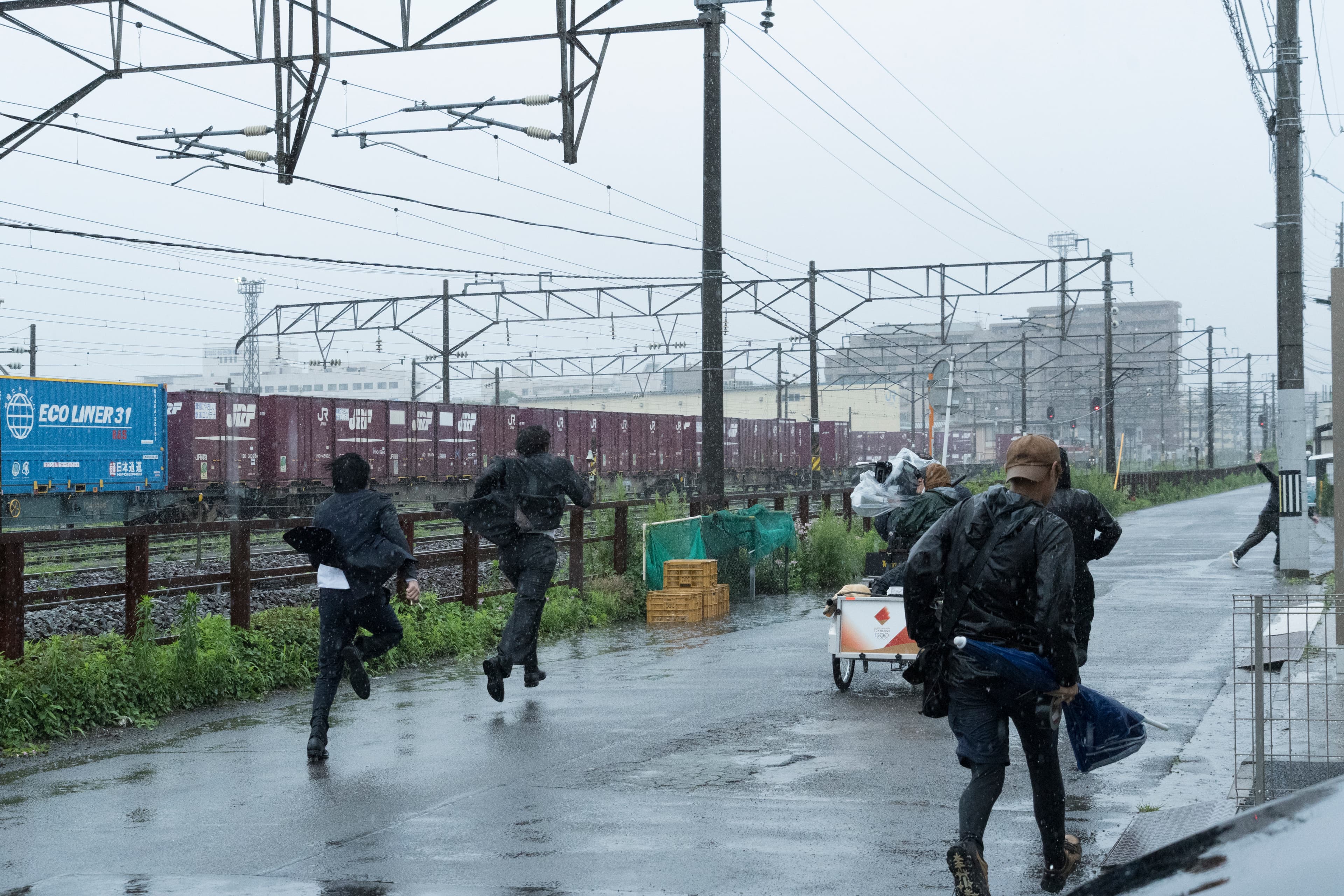 該場雨中追擊戰多次重複拍攝，讓工作人員還有阿部寬等演員都跑到筋疲力盡。（鴻聯國際提供）