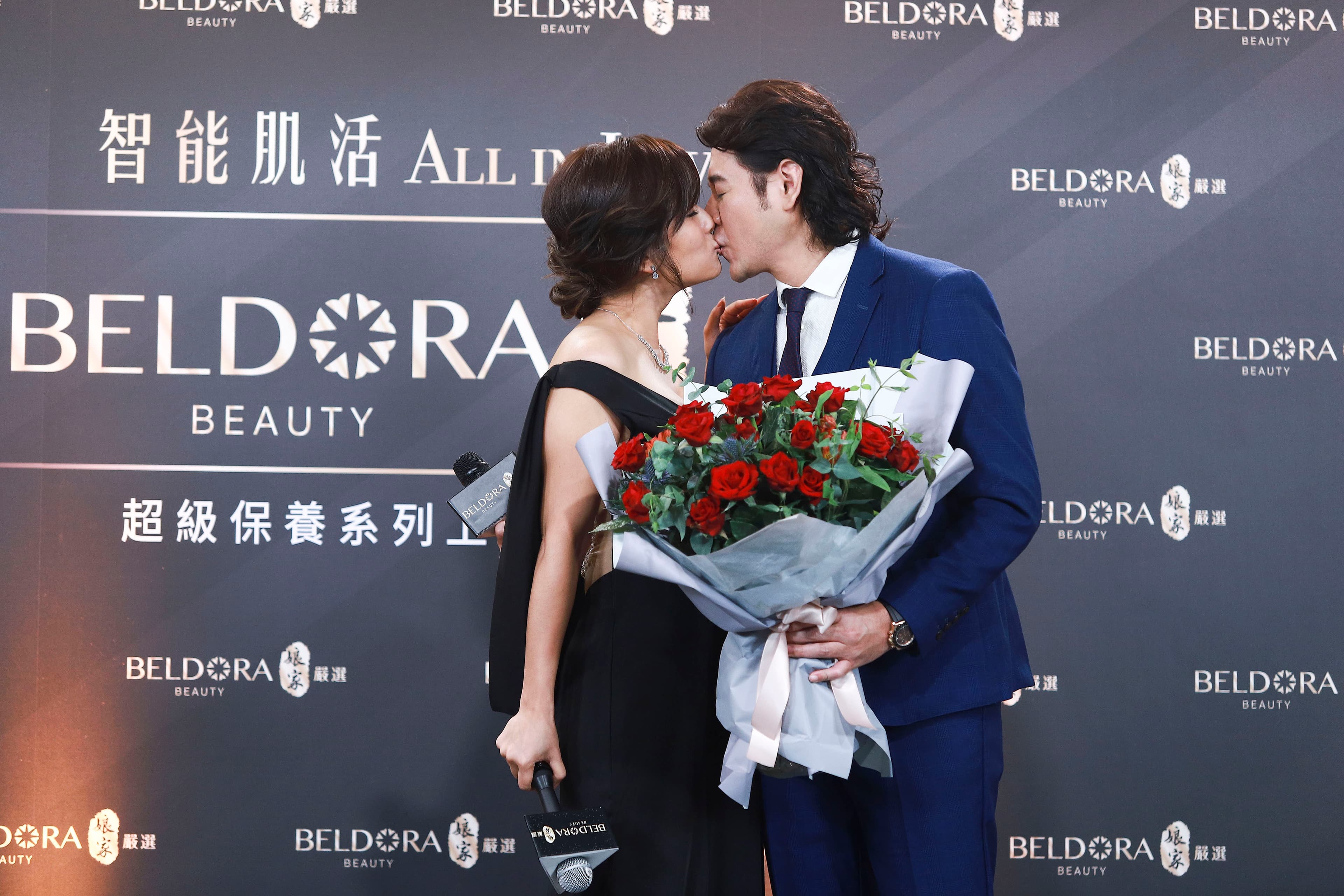 神秘嘉賓陳宇風挺老婆代言在記者會獻花跟獻吻。(民視提供)