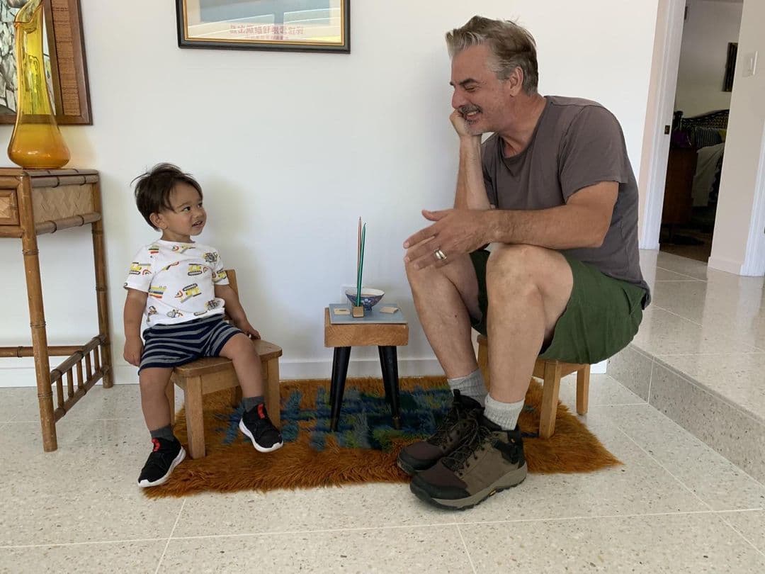 克里斯諾斯與妻子育有2個兒子,日前他被目擊遛2歲么兒上街,手上婚戒仍在。(翻攝自克里斯諾斯IG)