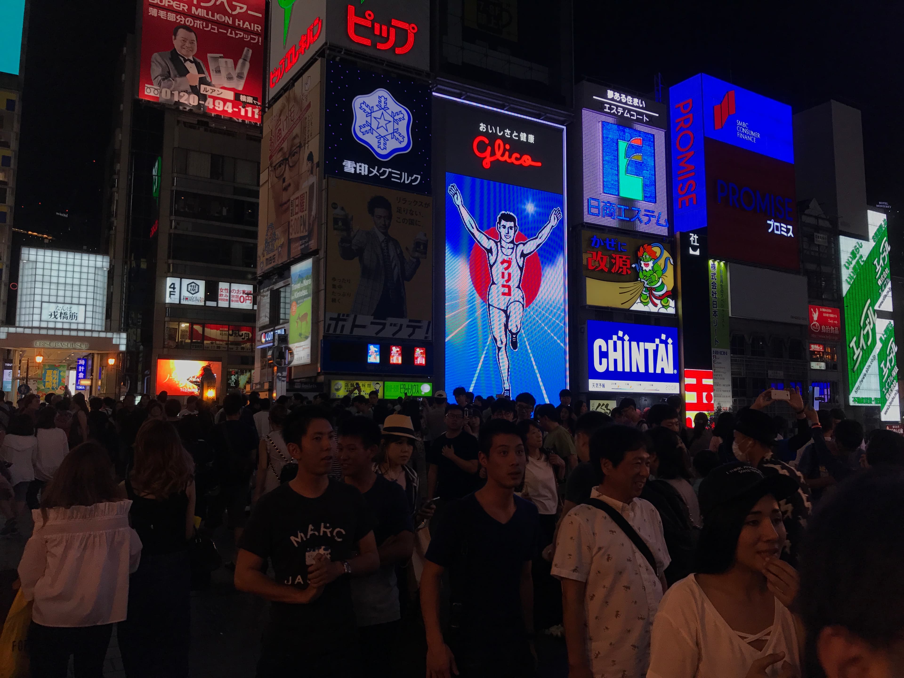 大阪道頓堀著名地標「固力果跑跑人」。（本刊資料照）