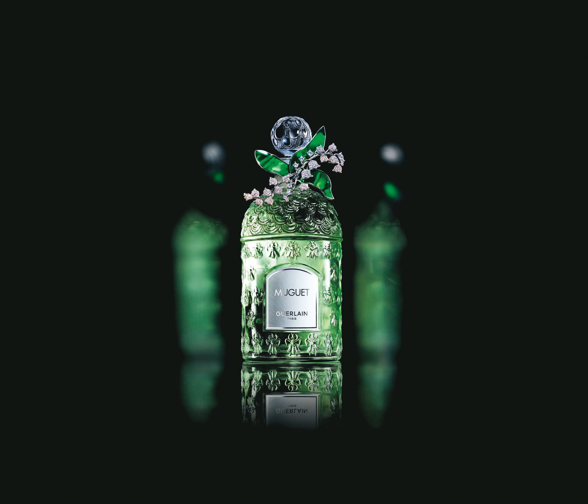 春日饗宴鈴蘭淡香水碧卉鑽飾蜂印瓶125ml+20ml旅行噴霧瓶 NT$25,900(法國嬌蘭提供)