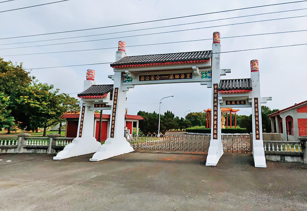 因死者身分遲遲無法確認,只能先以無名屍葬在里港公墓。(翻攝Google Maps)