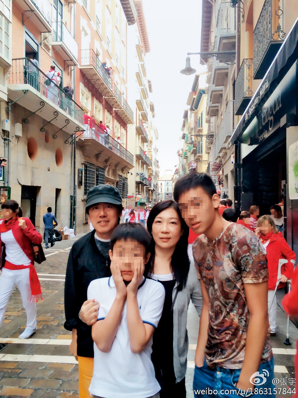 張宇(左一)一家四口感情好,經常一起去旅行。(翻攝自張宇微博)