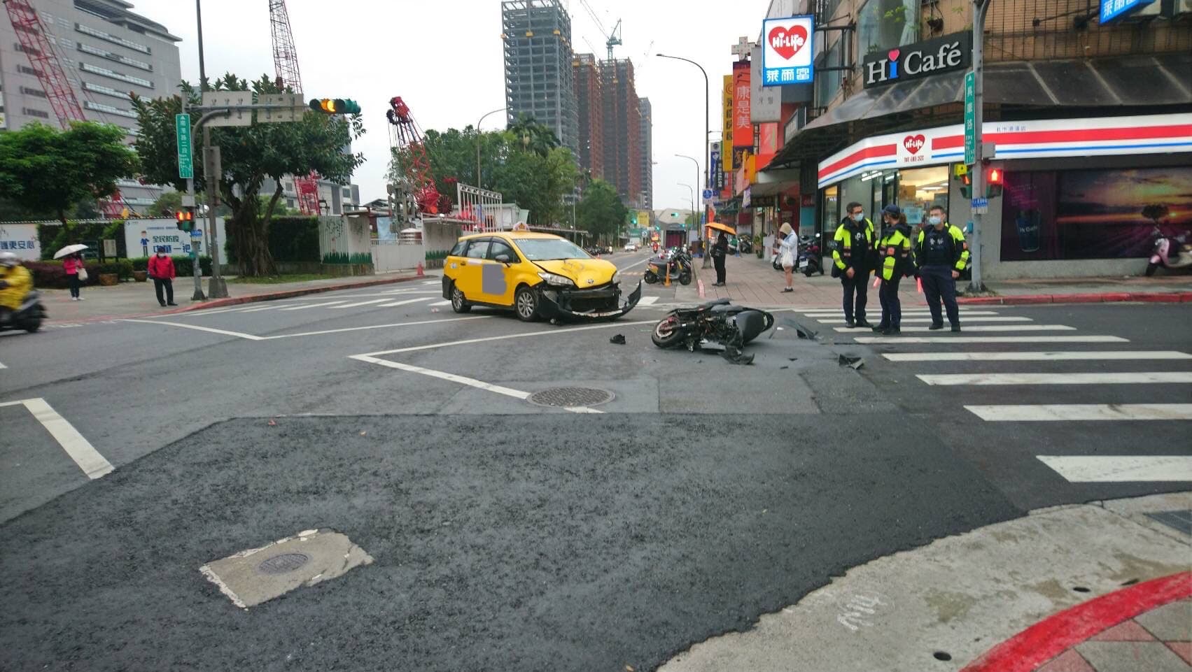 計程車車頭因車禍碰撞幾乎半毀。（翻攝畫面）