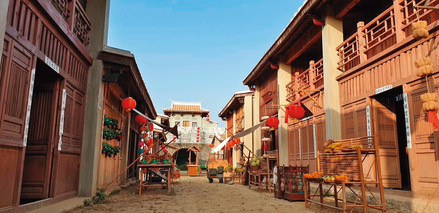《嘉慶君遊台灣》繼《斯卡羅》之後赴台南岸內糖廠影視基地取景，除建築外觀重新粉刷，室內也依需求陳設。（欣湉國際提供）